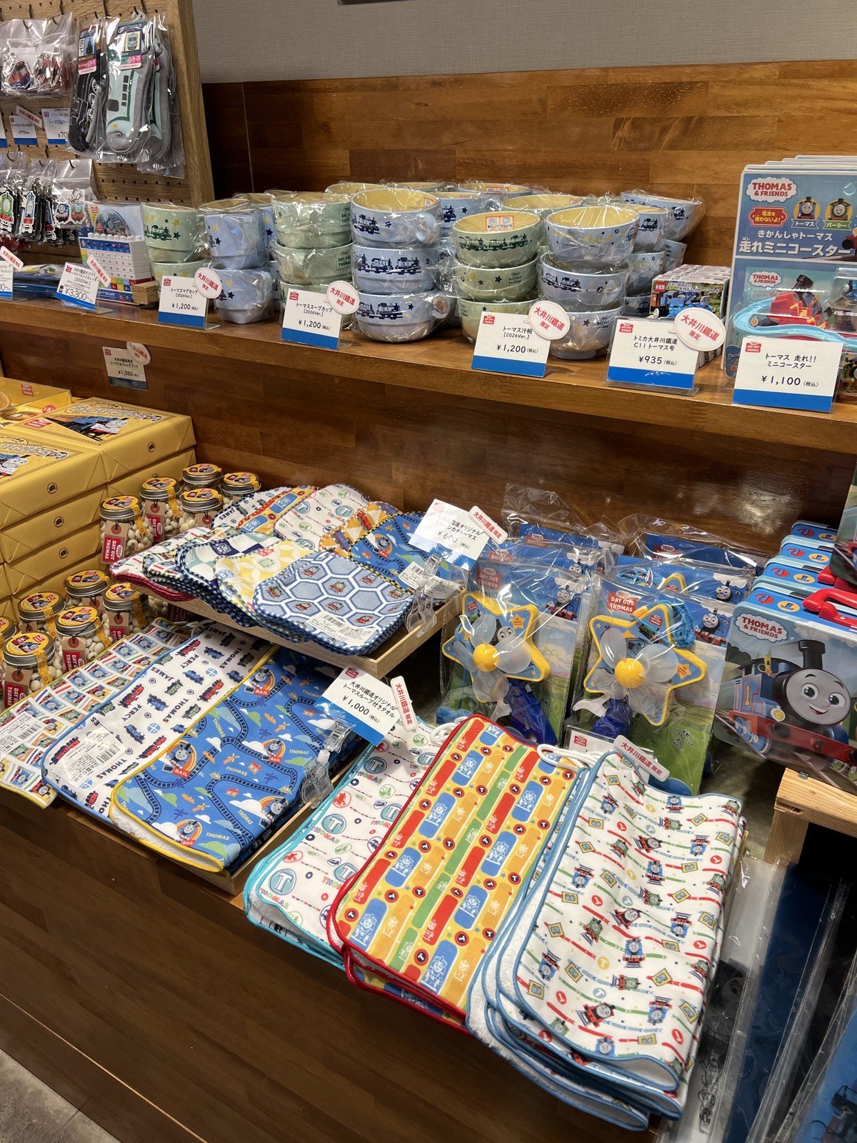 マグカップや汁椀、タオルなど、大井川鐵道限定のトーマスグッズが並ぶ売店