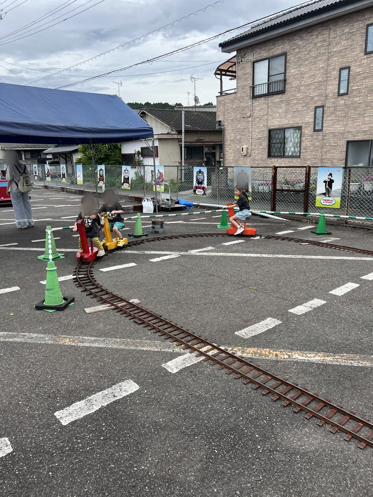 線路の上を走る「手トロ」に、きょうだい3人で乗る