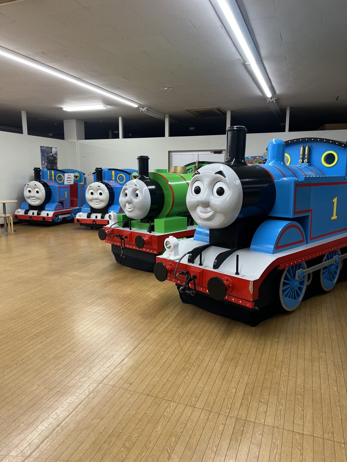 トーマスやパーシーの大きな模型がずらりと並ぶ部屋