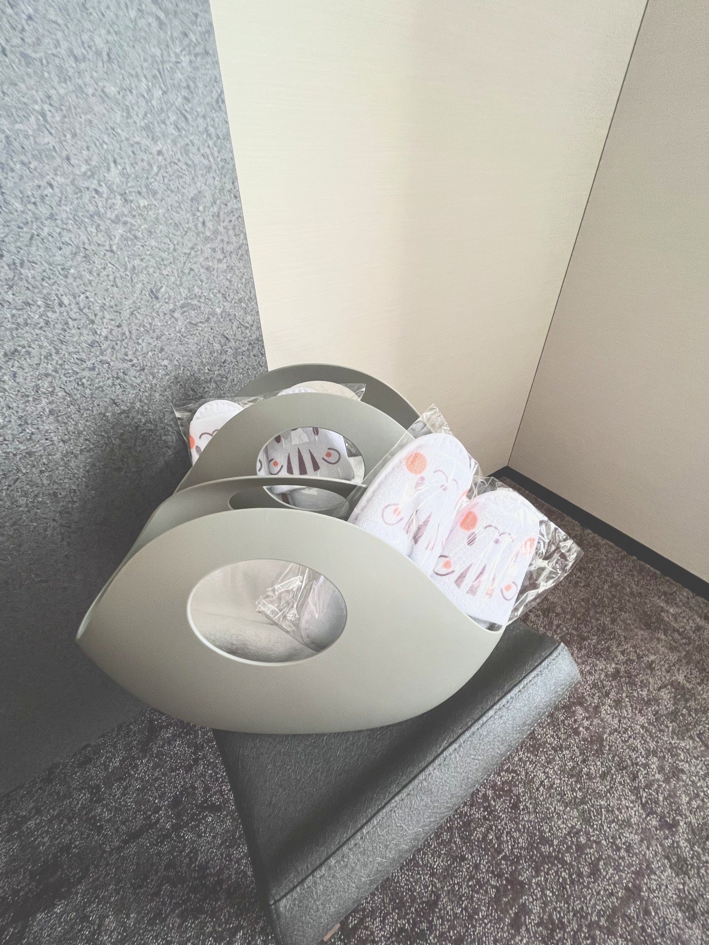 ベンチに置かれたアメニティ一式