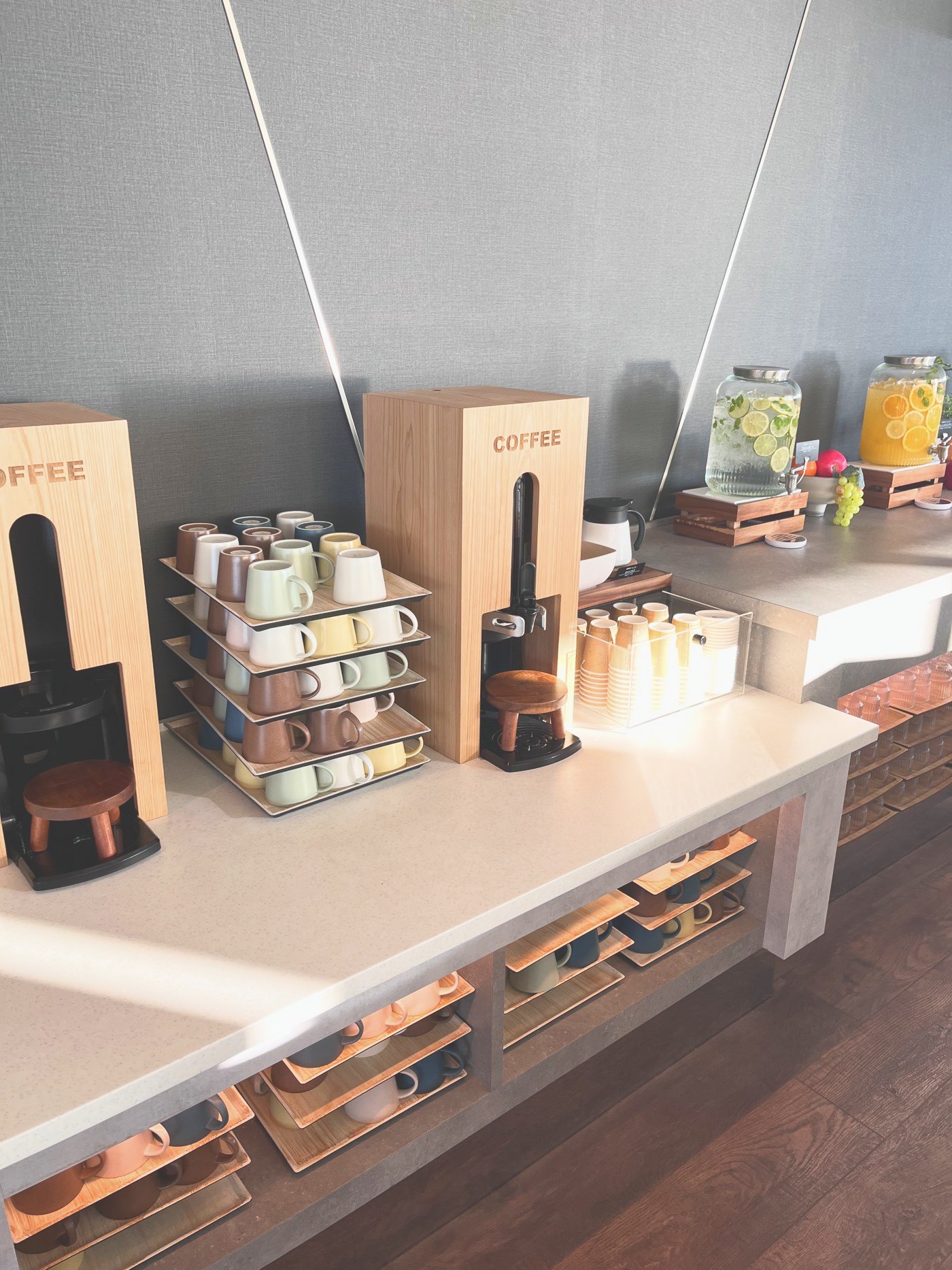 COFFEEの表示があるドリンクコーナーと、並んだカップ