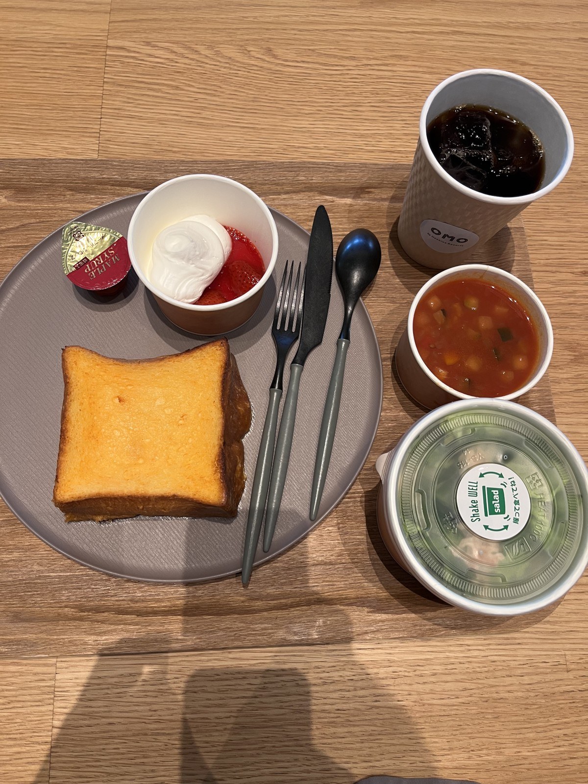 トースト・ヨーグルト・スープが並んだ朝食