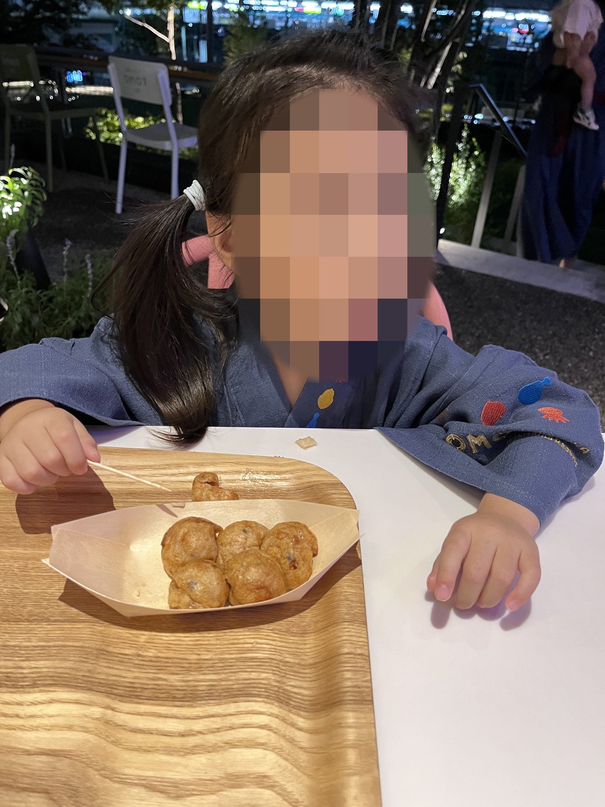 たこ焼きを前にした子ども