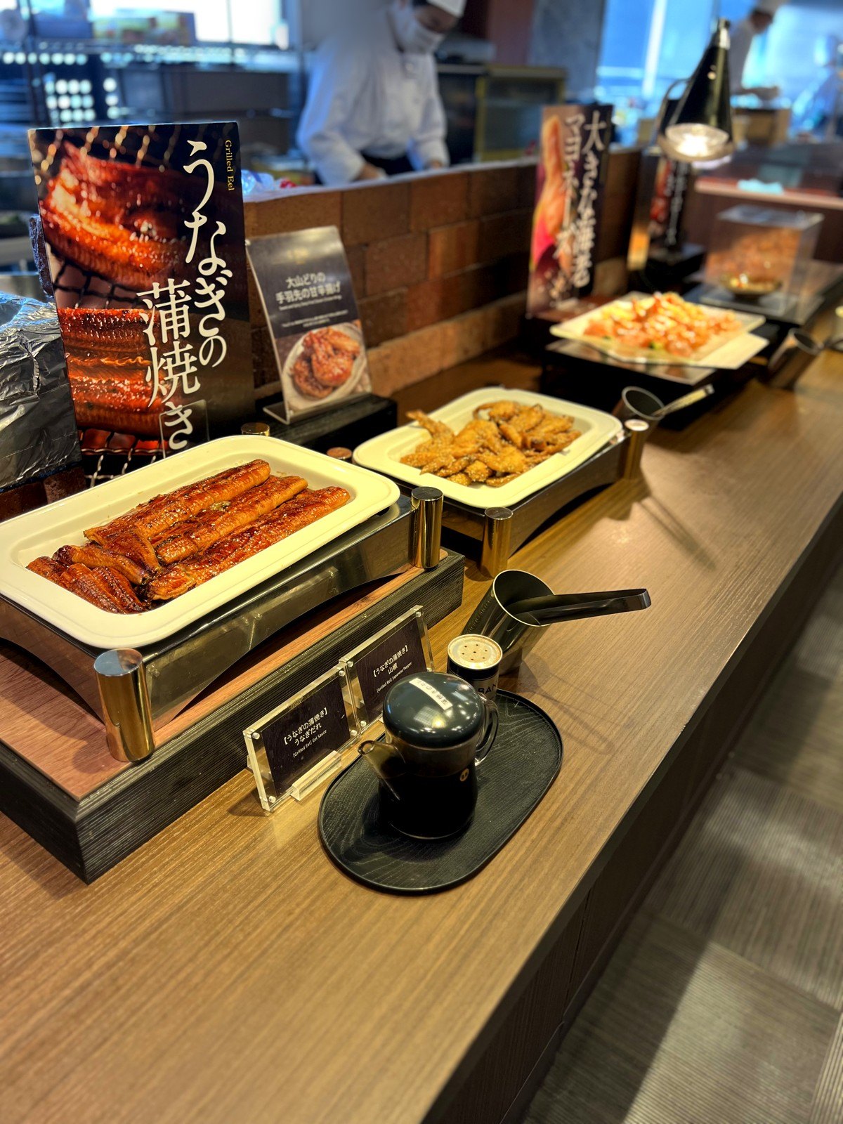 「うなぎの蒲焼き」と、大山どりの手羽先のコーナー