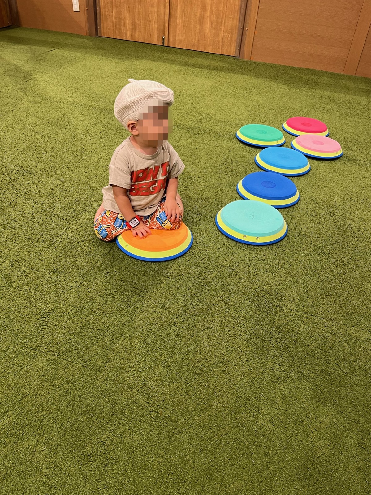 バランスストーンに座る子ども