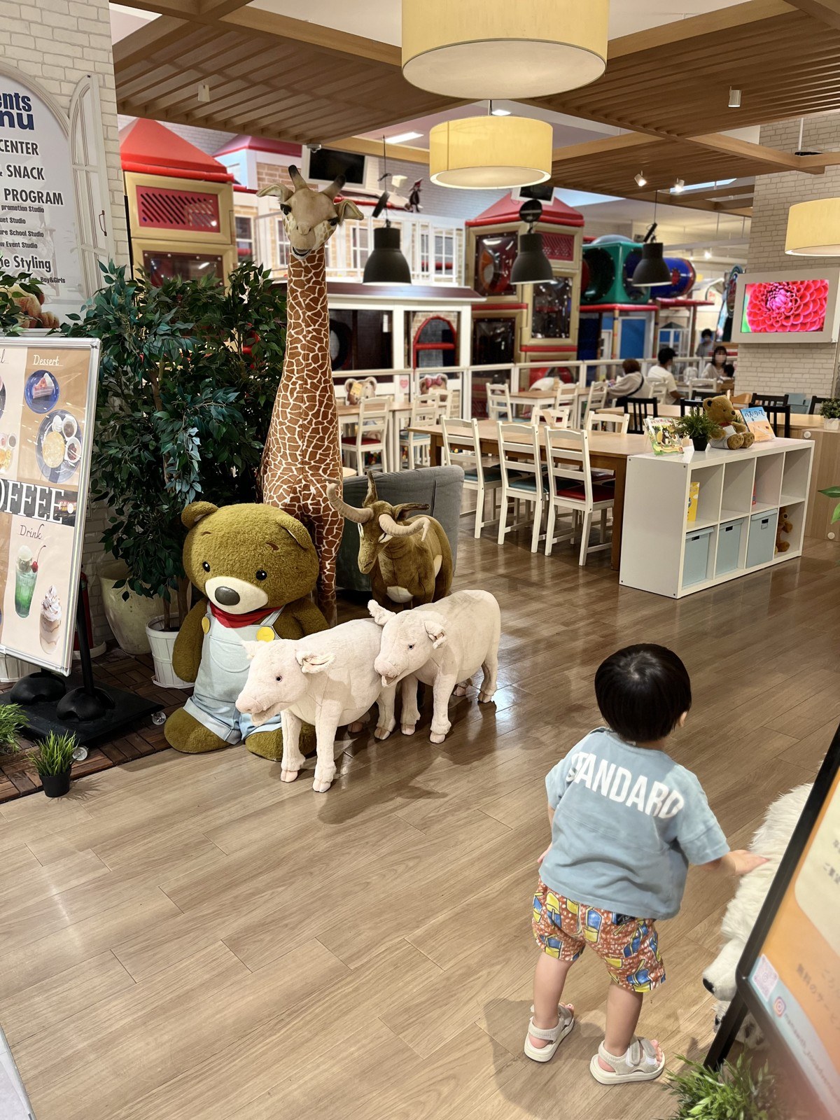 キリンやくまのぬいぐるみが置かれた入り口
