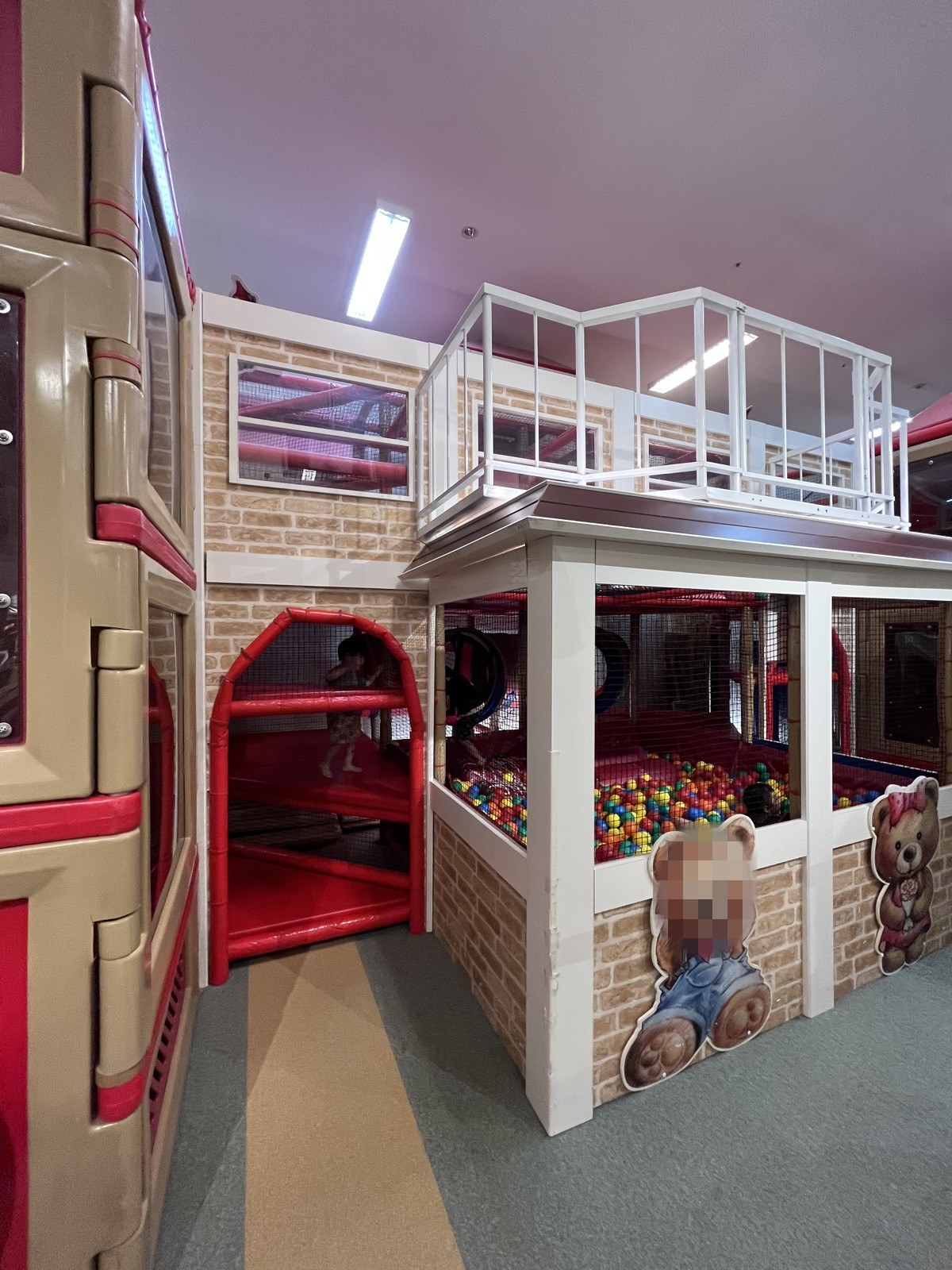 2階建てのおうち型の遊具