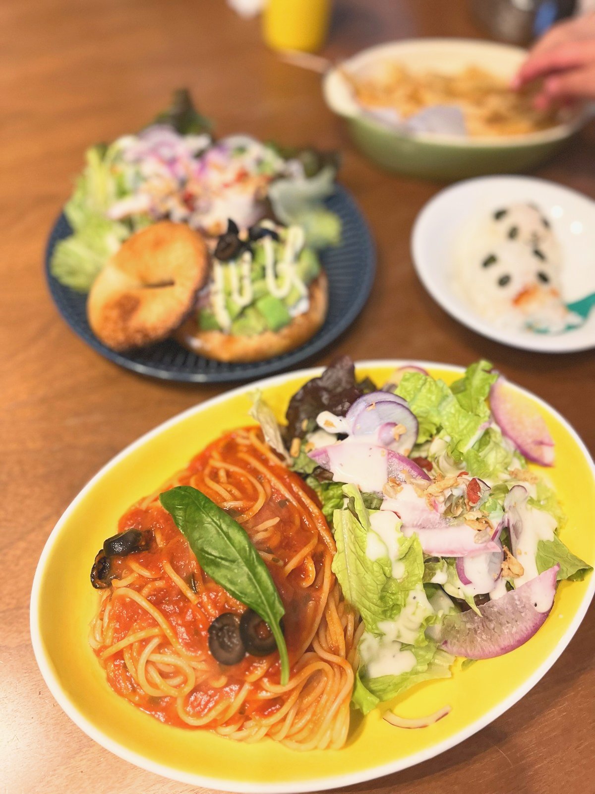 パスタとサラダ、アボカドのベーグル