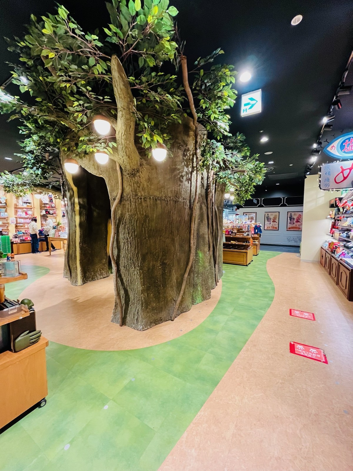 店内の中央に立つ大きな木のオブジェ