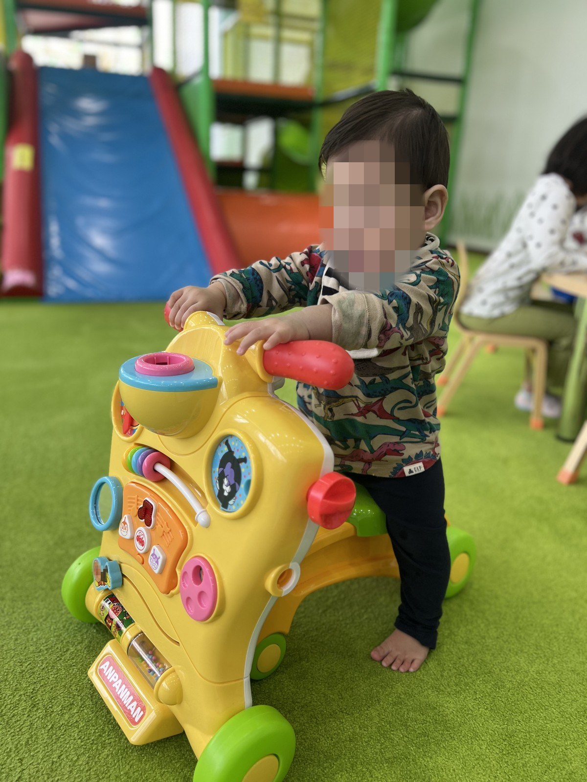 手押し車で遊ぶ小さい子