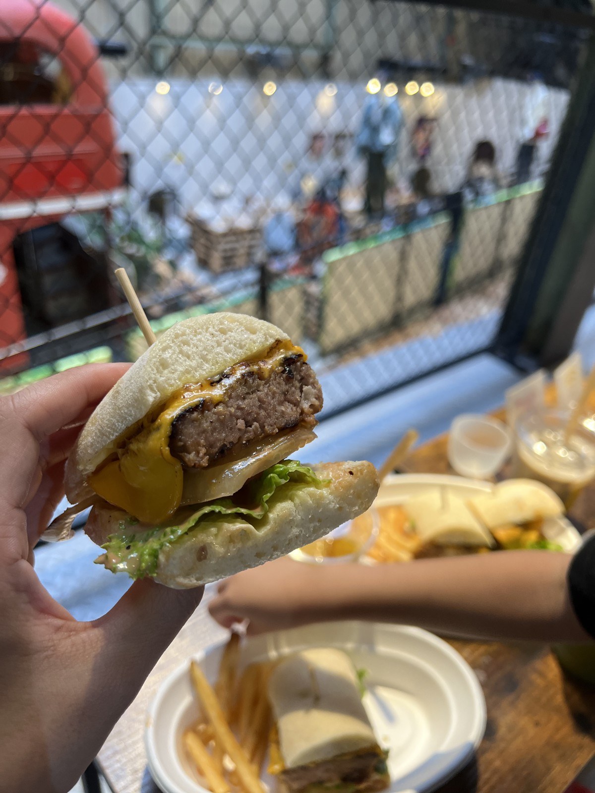 ハンバーガーとポテト。奥にロンドンバスが見える