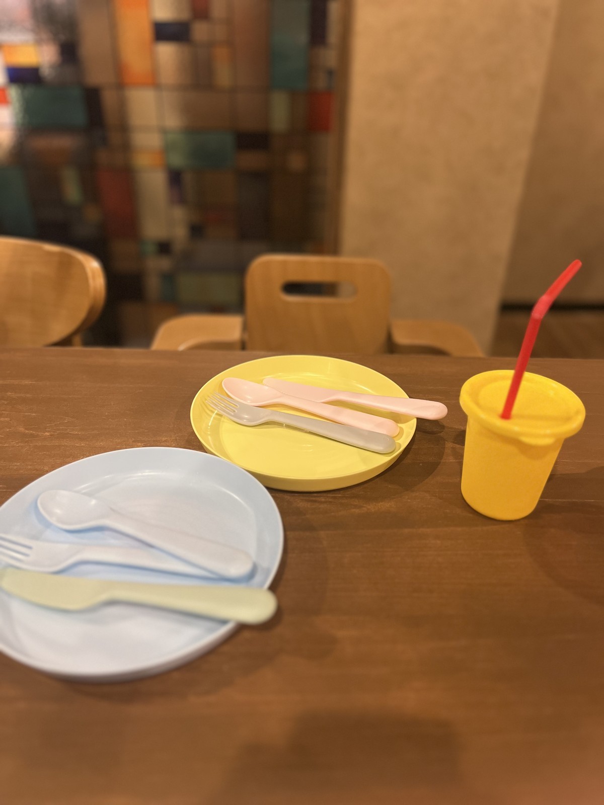 子ども用の皿とカトラリー