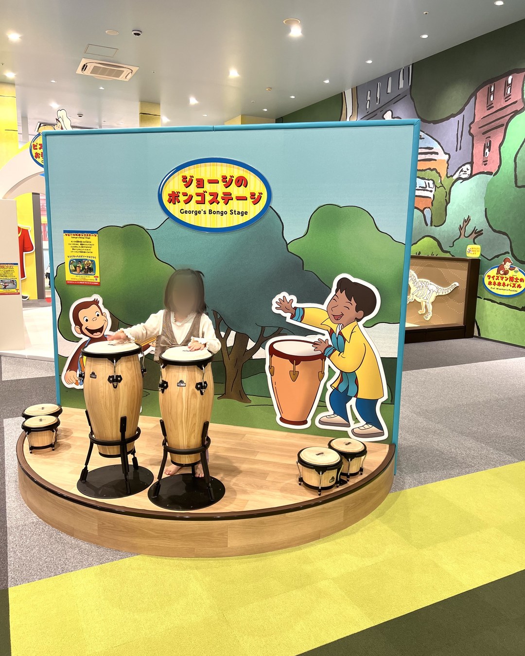 「ジョージのボンゴステージ」でボンゴをたたく子ども
