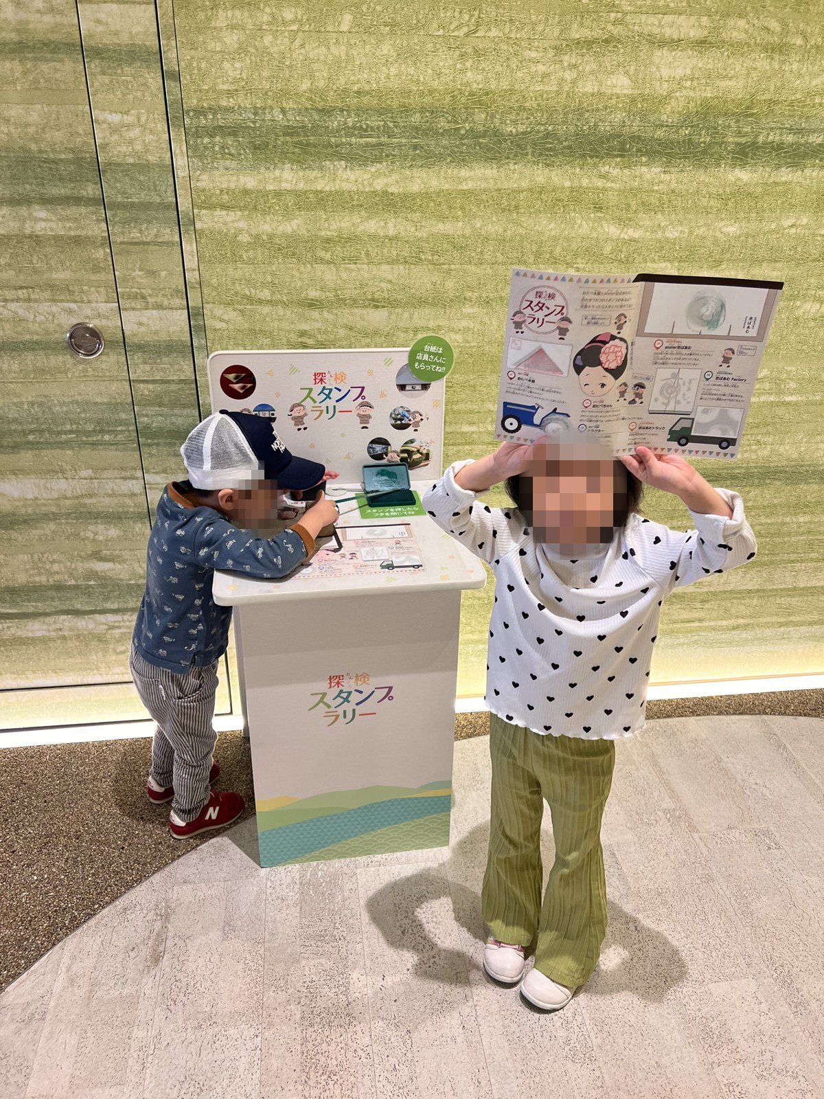 スタンプ台でスタンプを押す子どもたち