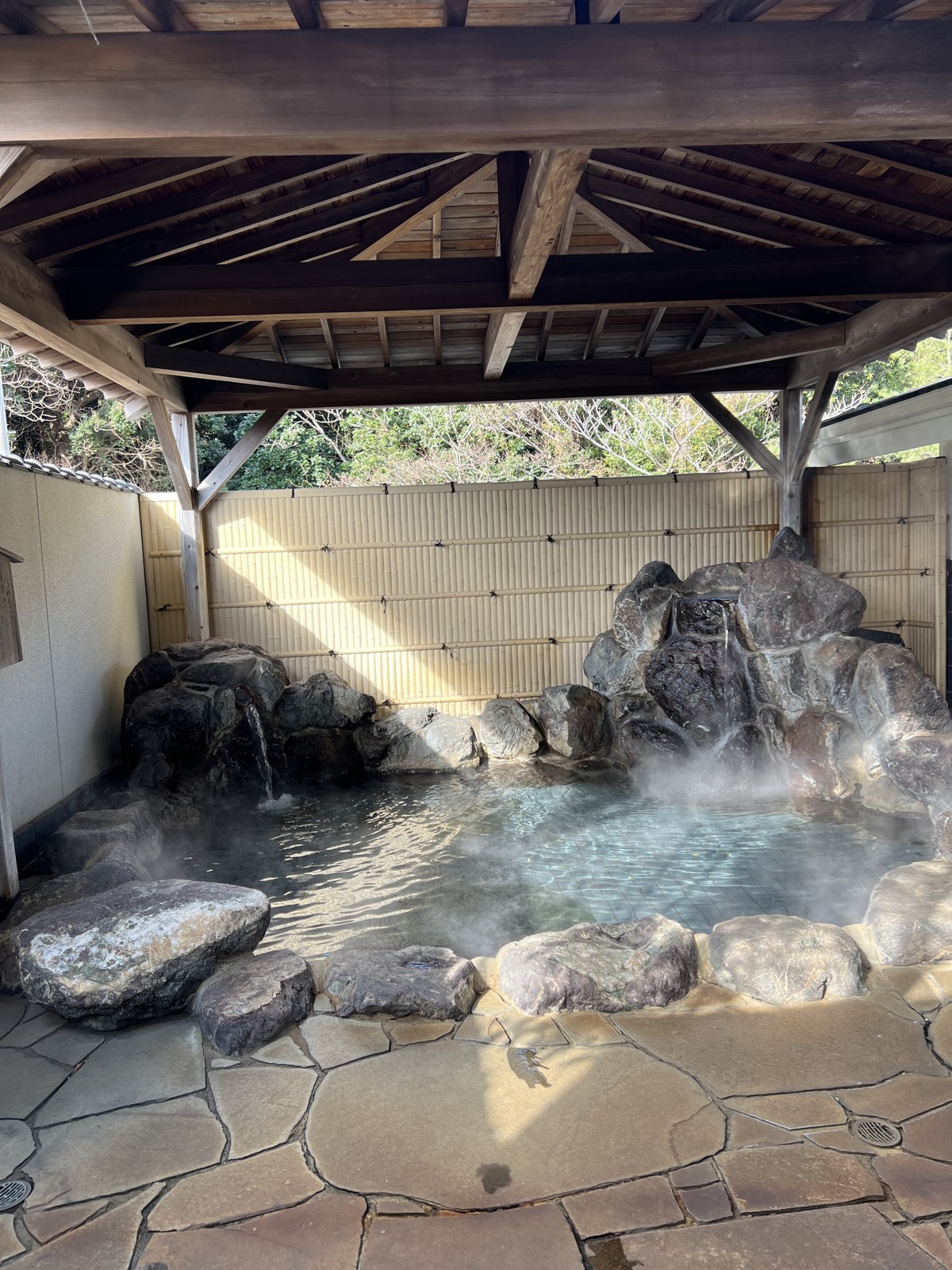 岩に囲まれた露天風呂