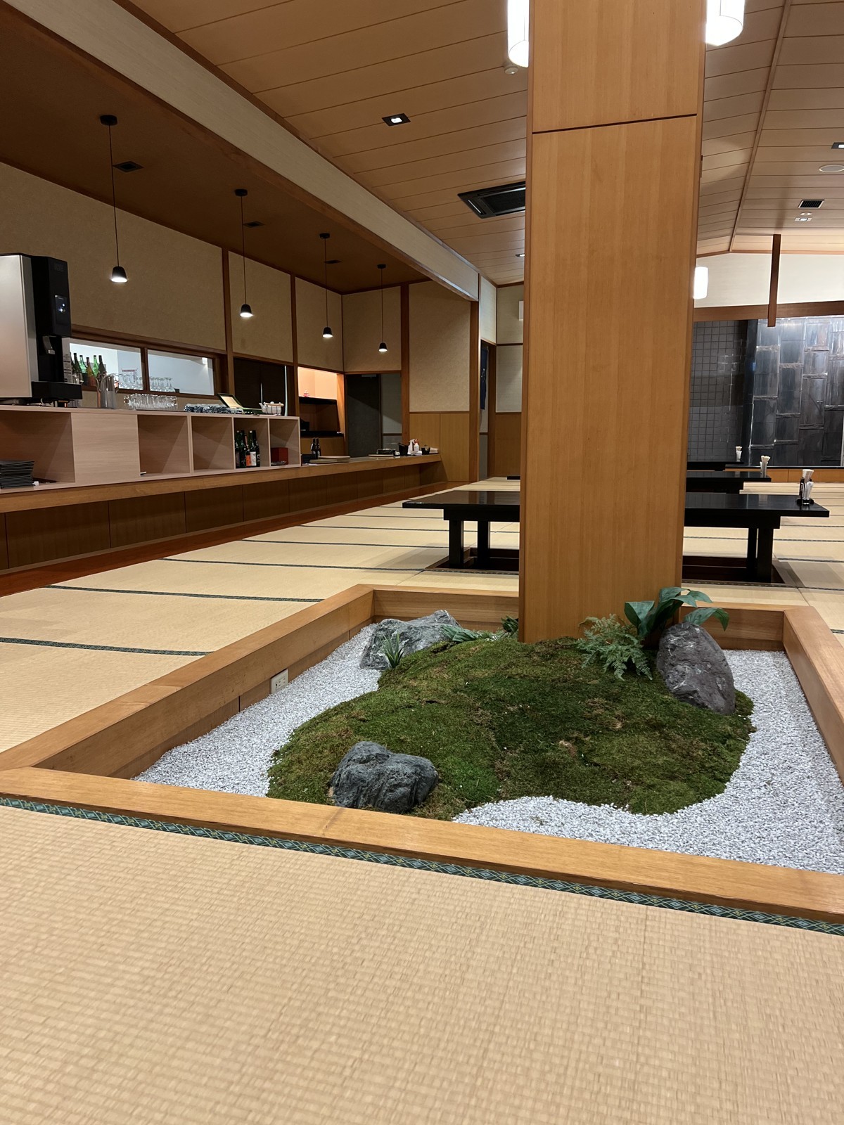 苔の中庭に面した食事処への通路