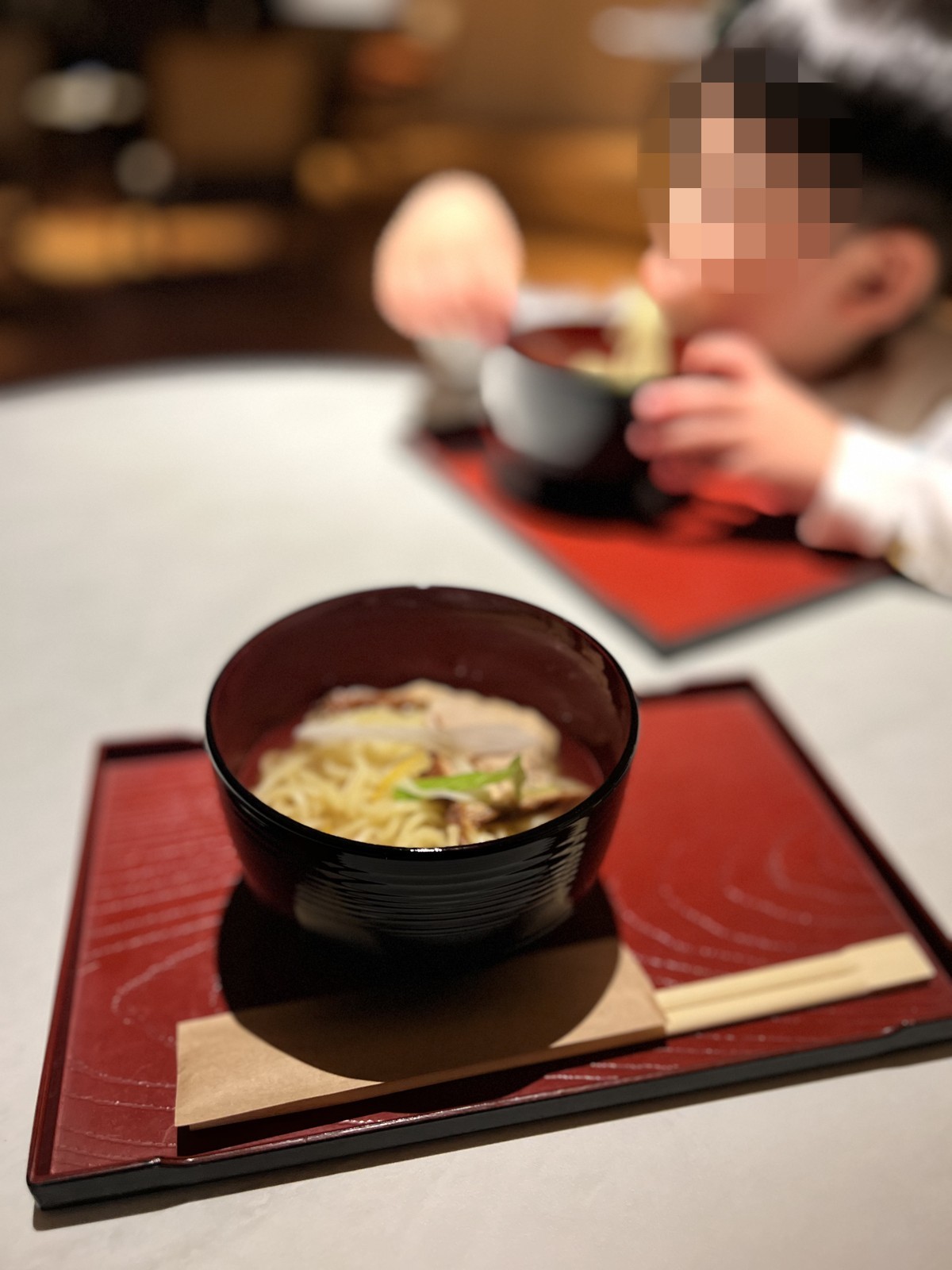 夜鳴きそばを食べる子ども