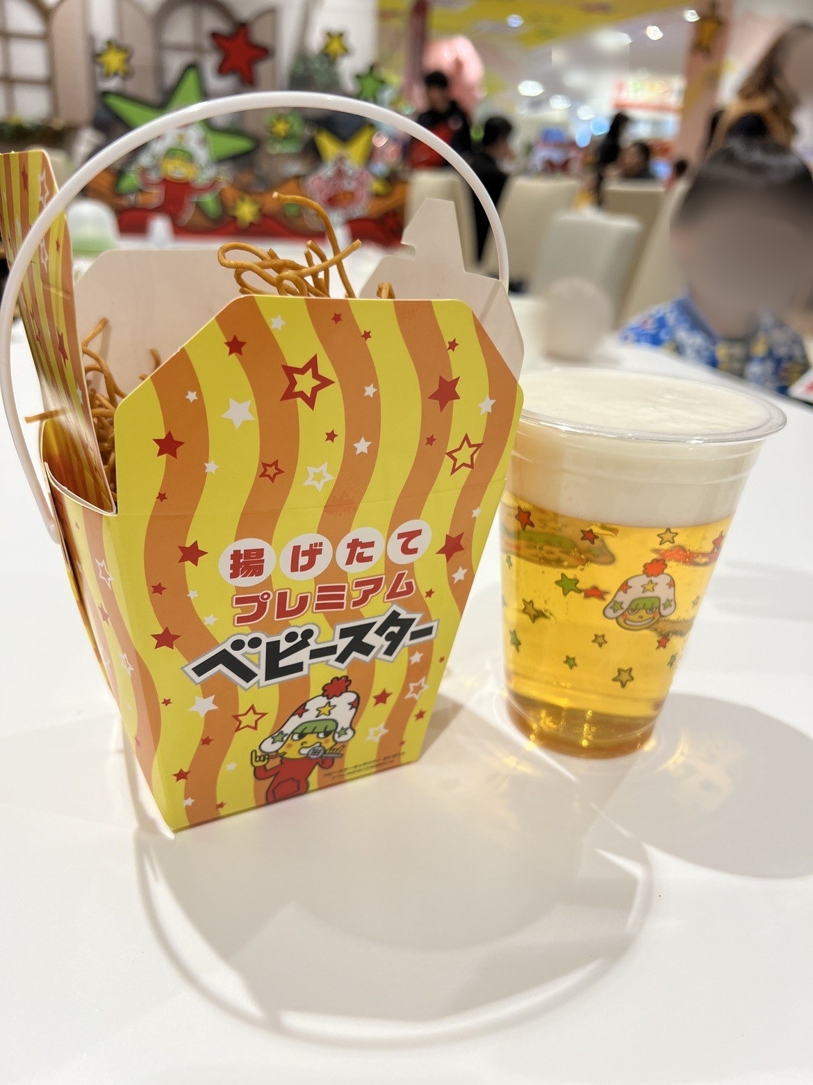 カップに入った揚げたてのプレミアムベビースター