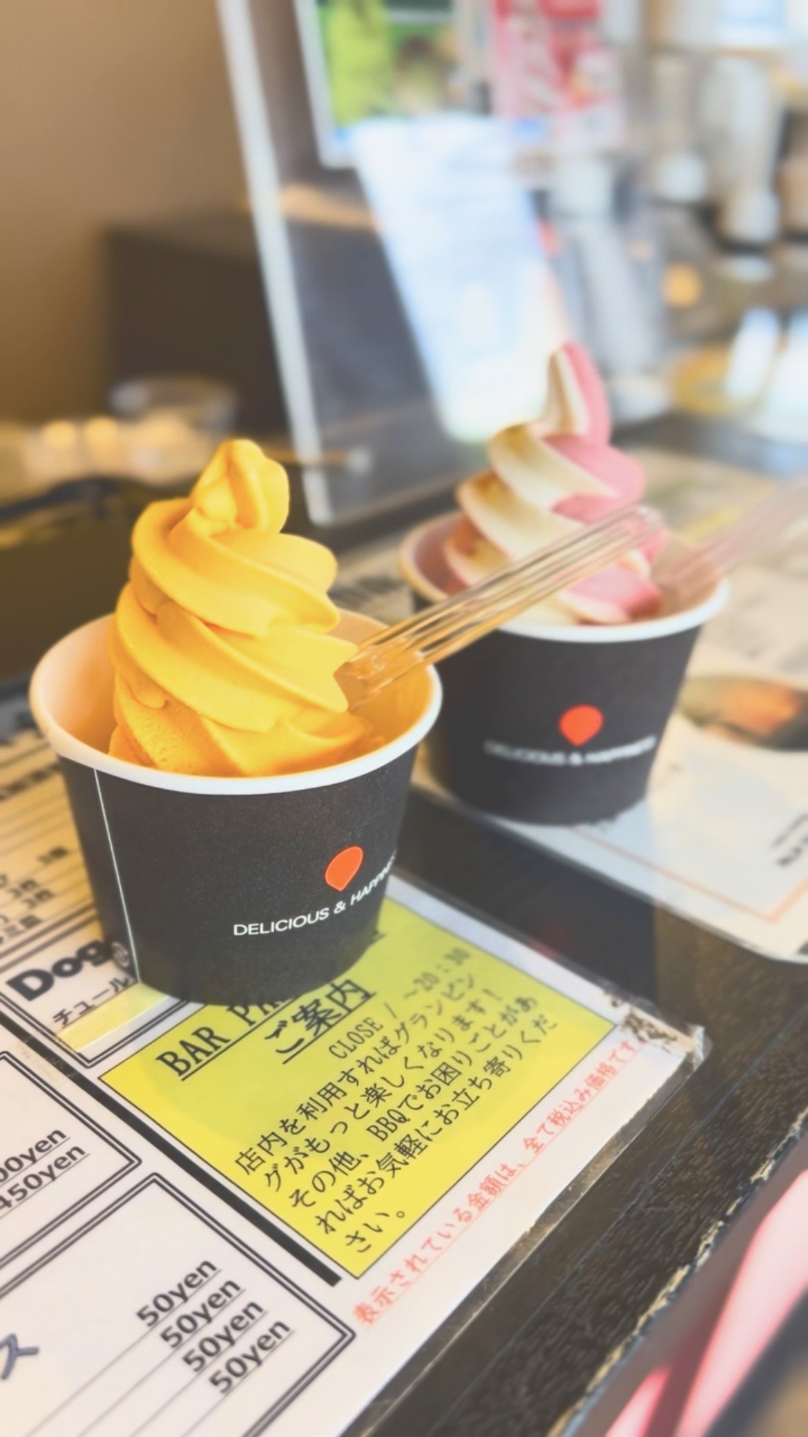 黒いカップに入った2種類のソフトクリーム