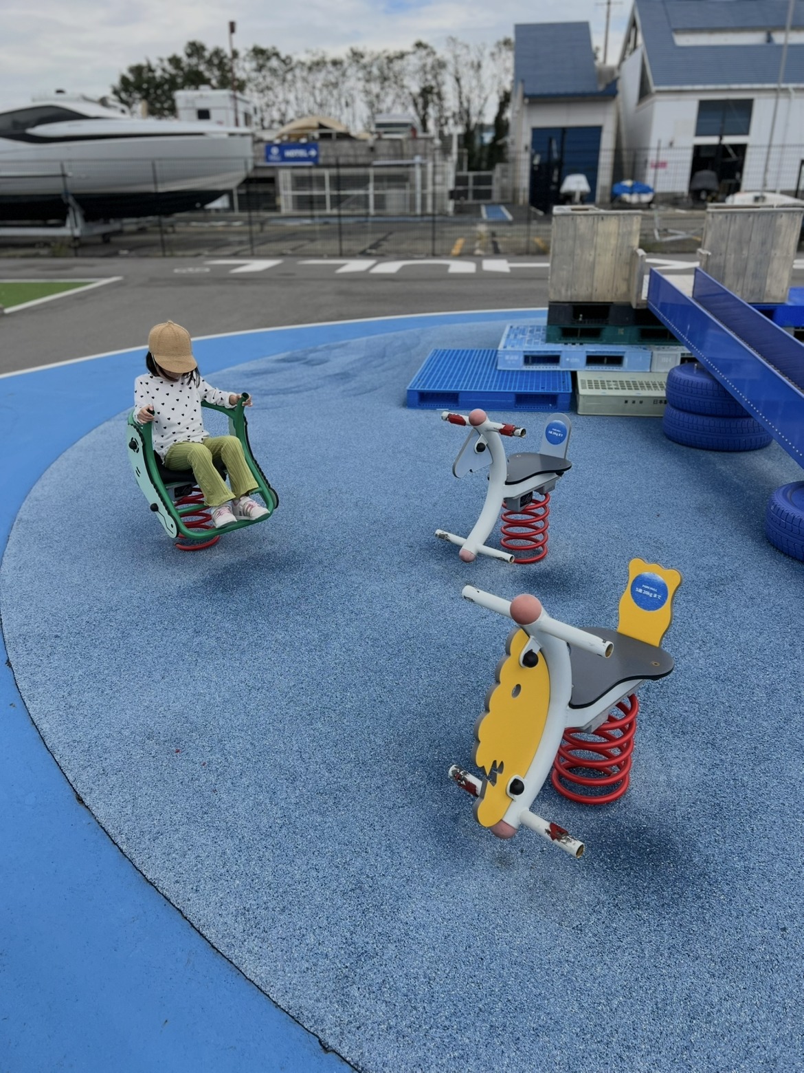 青い地面に並んだスプリング遊具