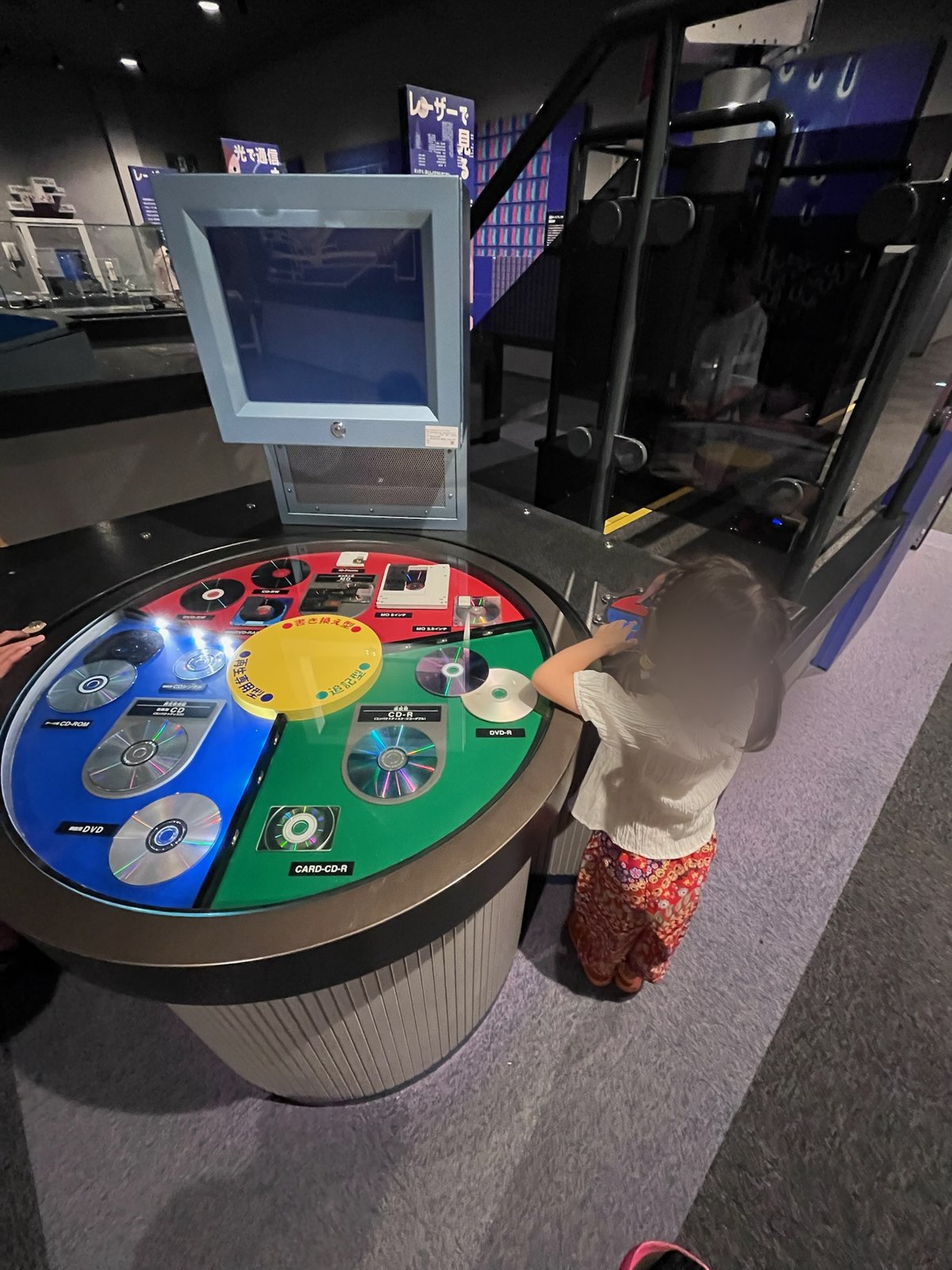 円形のテーブルでレーザーディスクを動かす展示