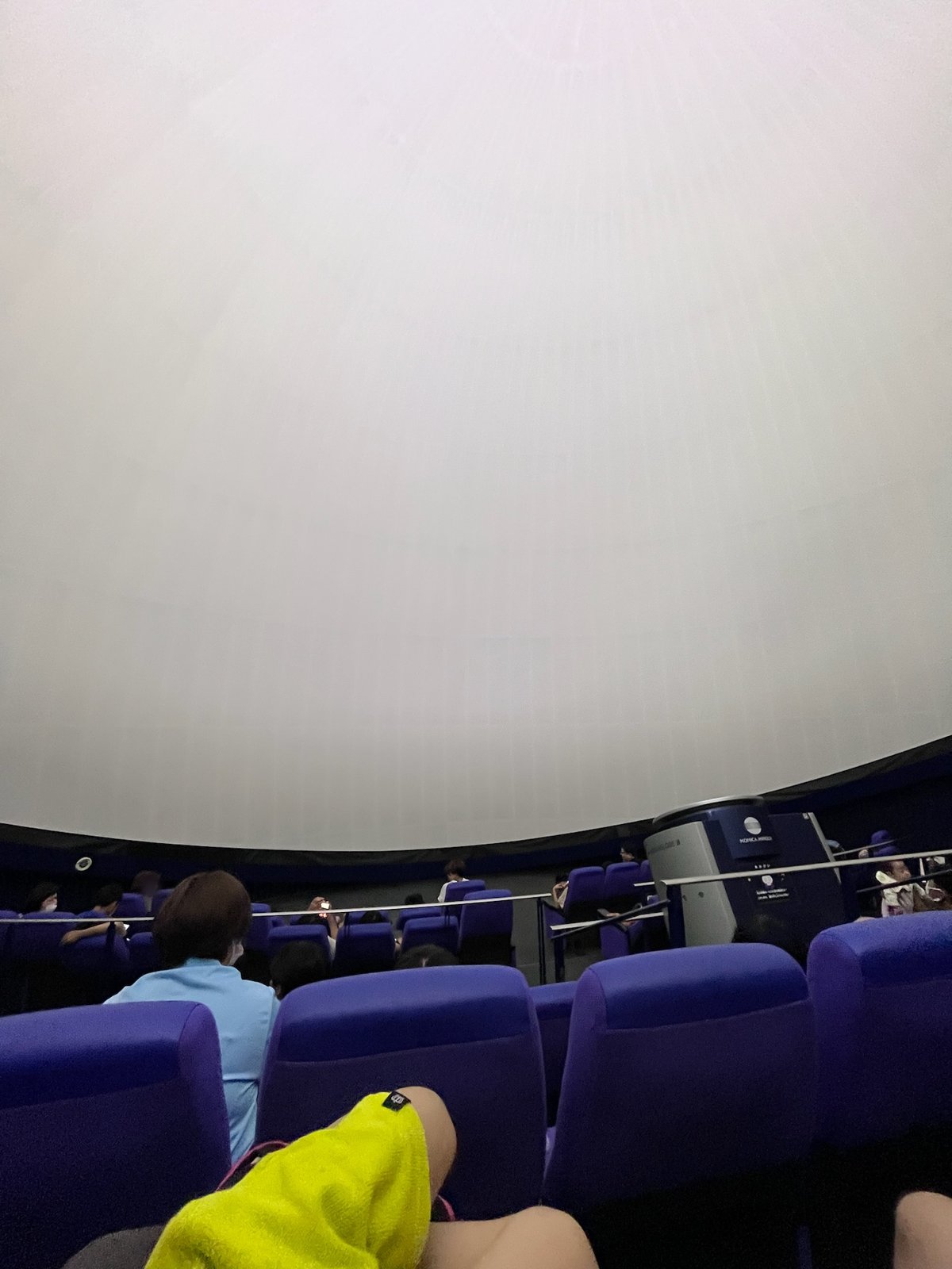 プラネタリウムのドームと客席
