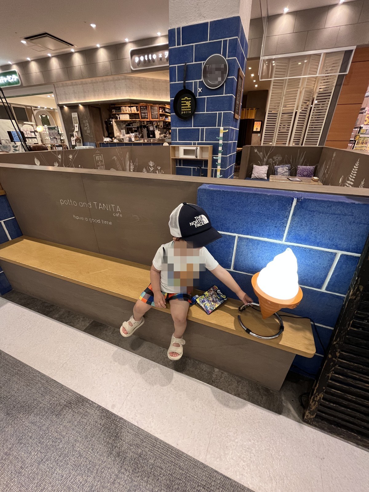 店頭のベンチに座る子ども