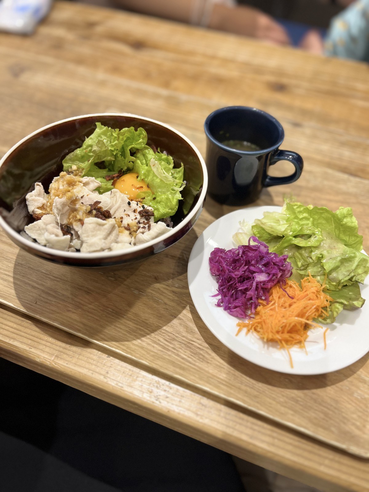 野菜がたっぷり添えられたごはん