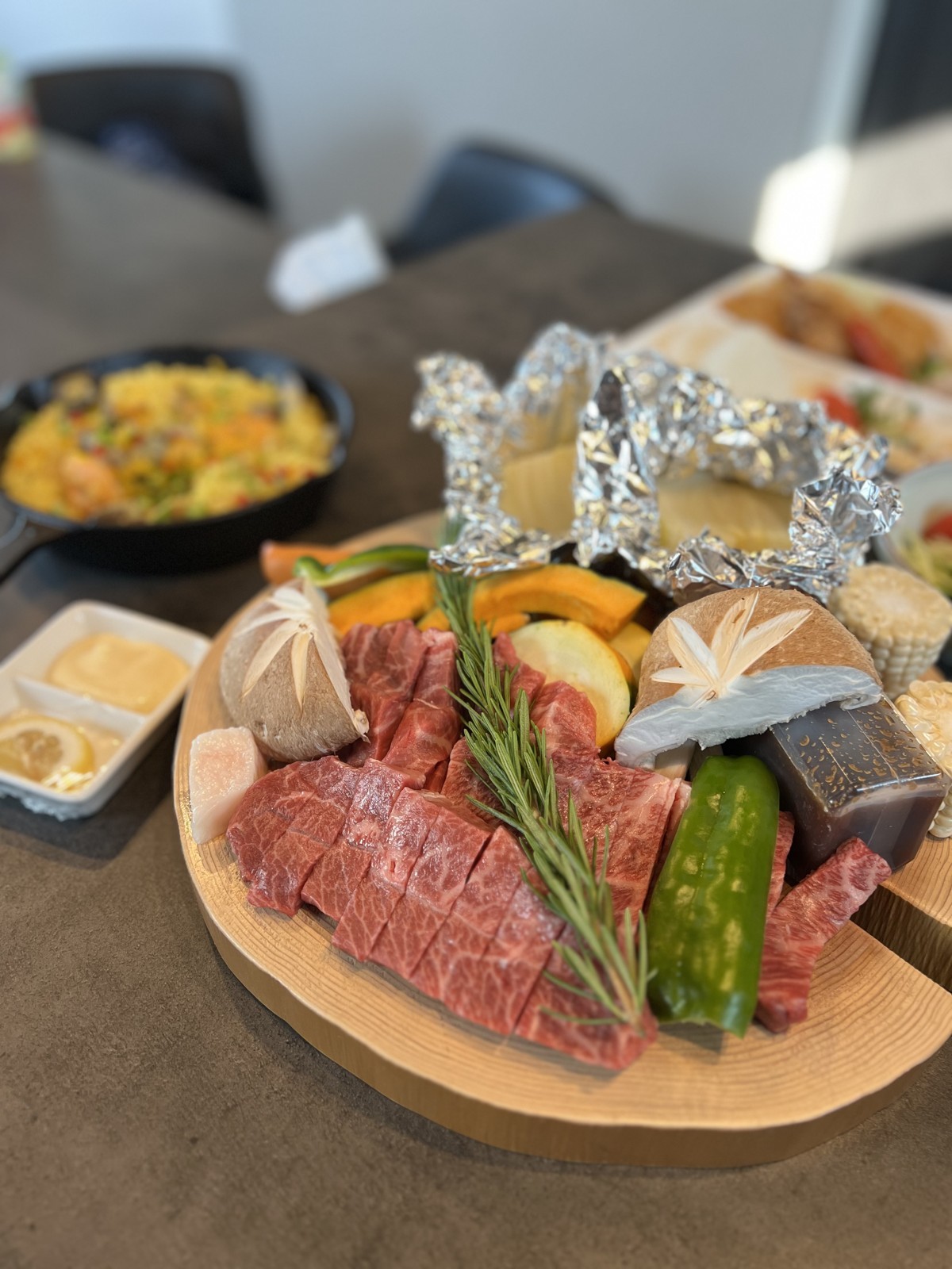 木のプレートに盛られたBBQの肉と野菜
