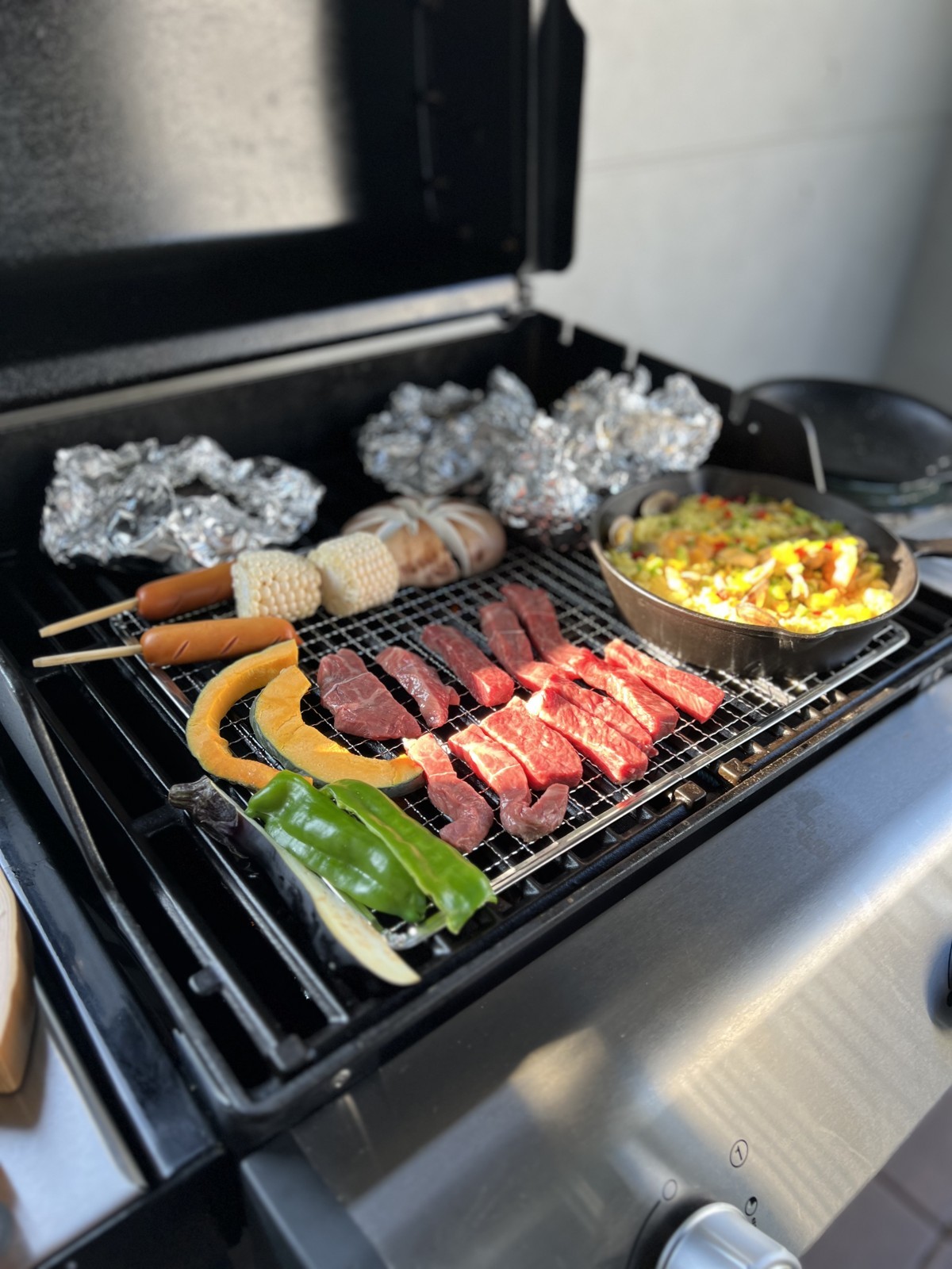 グリルで焼かれている肉と野菜