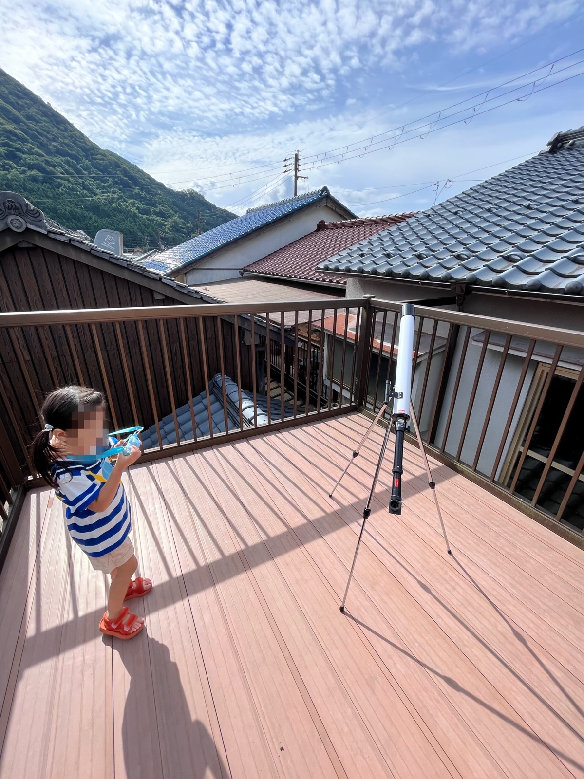 屋上のウッドデッキに置かれた望遠鏡