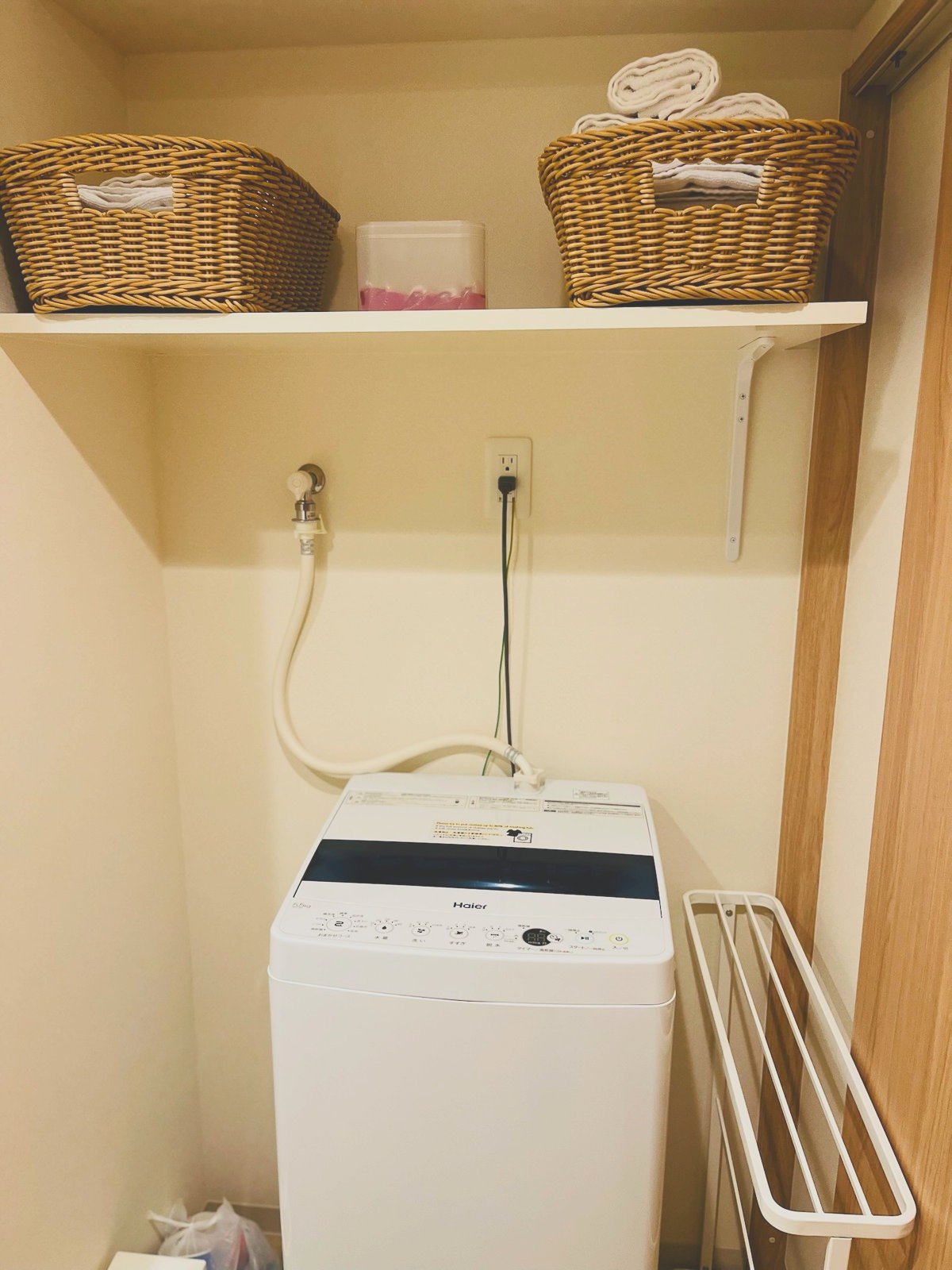 洗濯機とタオルの棚