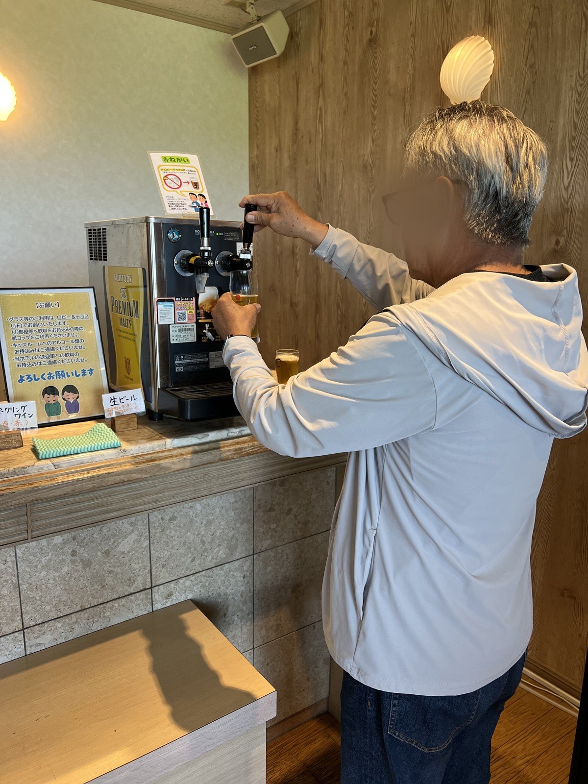 生ビールのサーバーでビールをつぐ、じじ