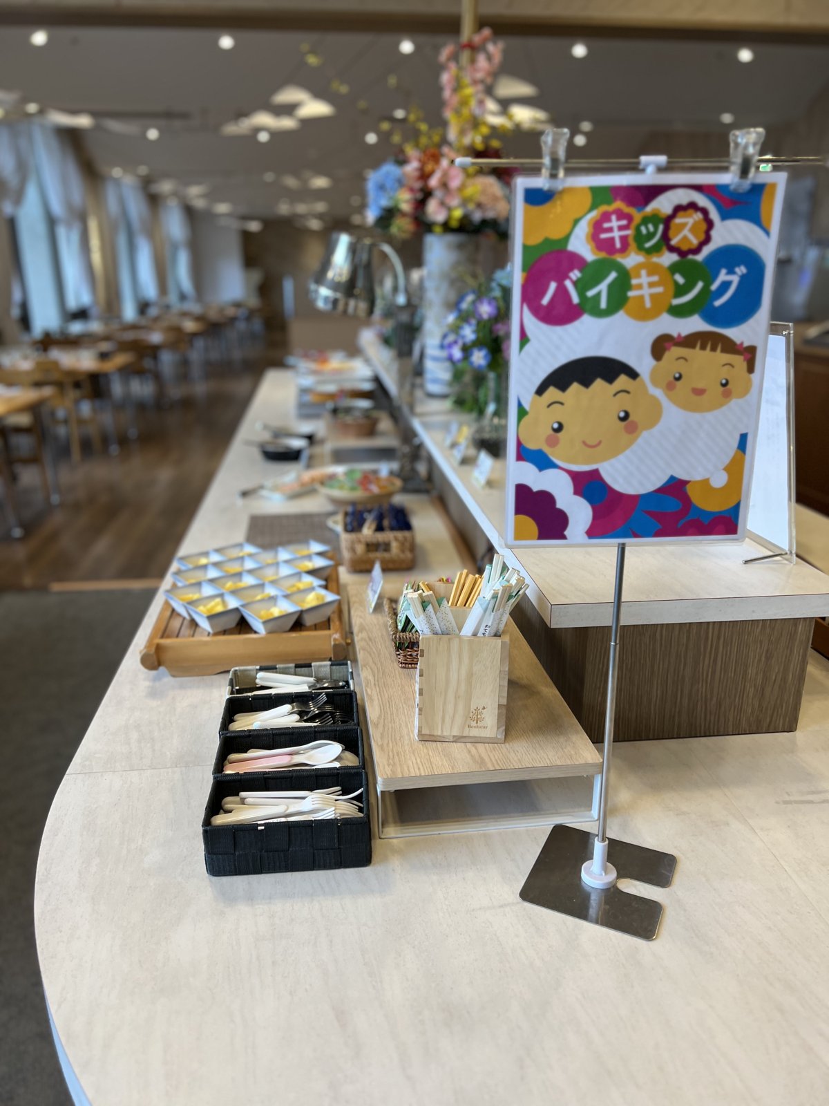 「キッズバイキング」の案内と、子ども用のスプーンやフォーク