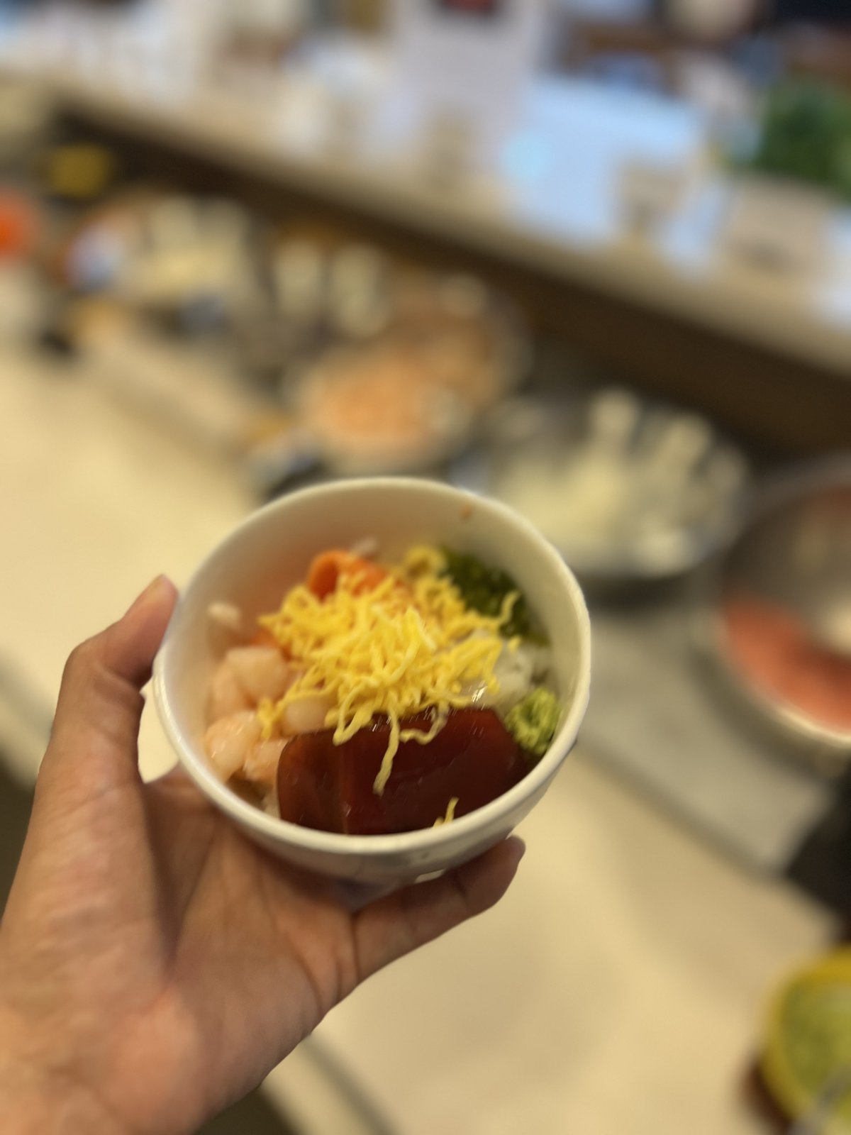 マグロやえび、錦糸卵をのせた小さな海鮮丼