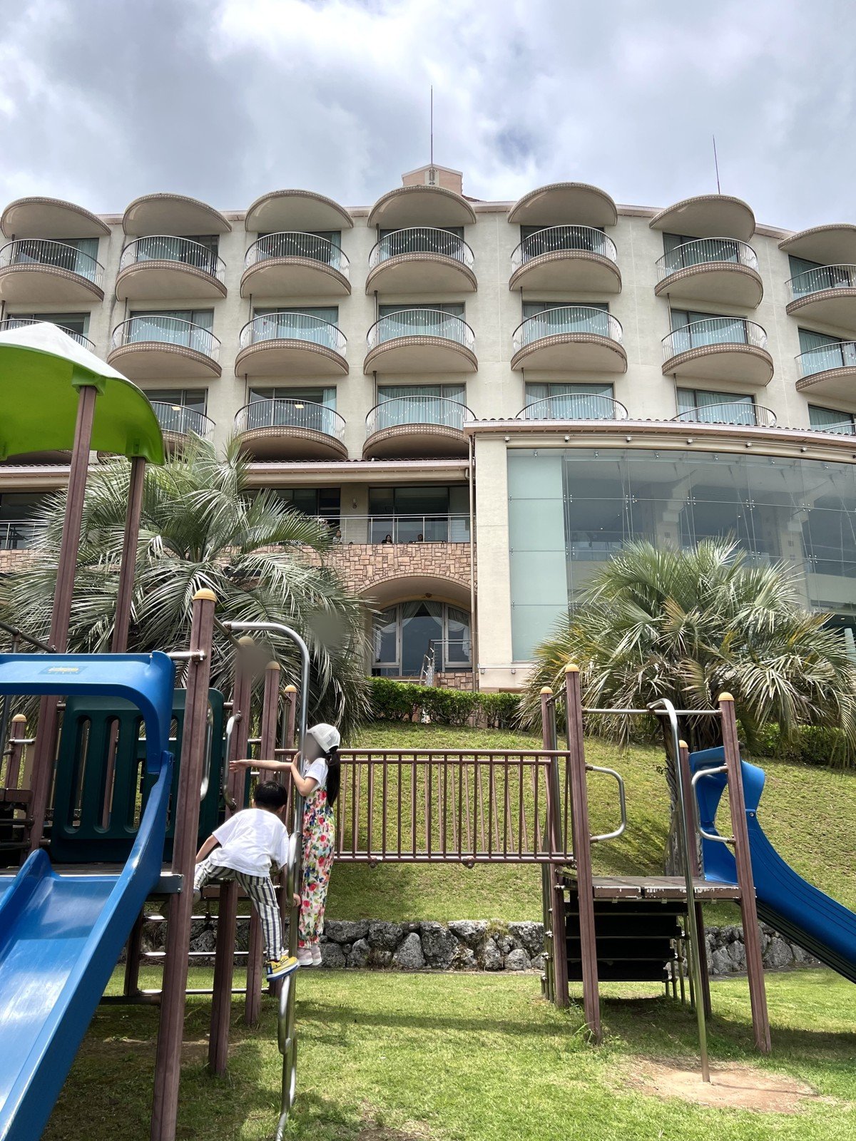 ホテルの建物の前にある、すべり台つきの遊具