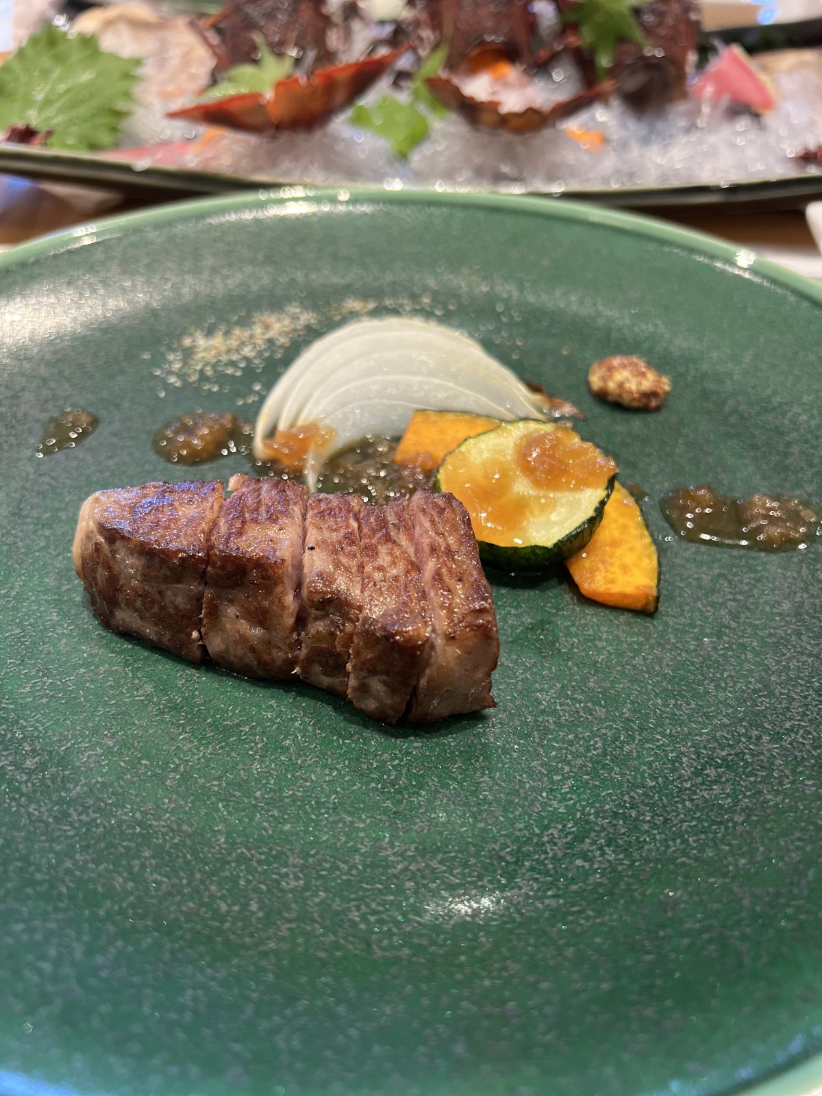 焼いたお肉と野菜のお皿