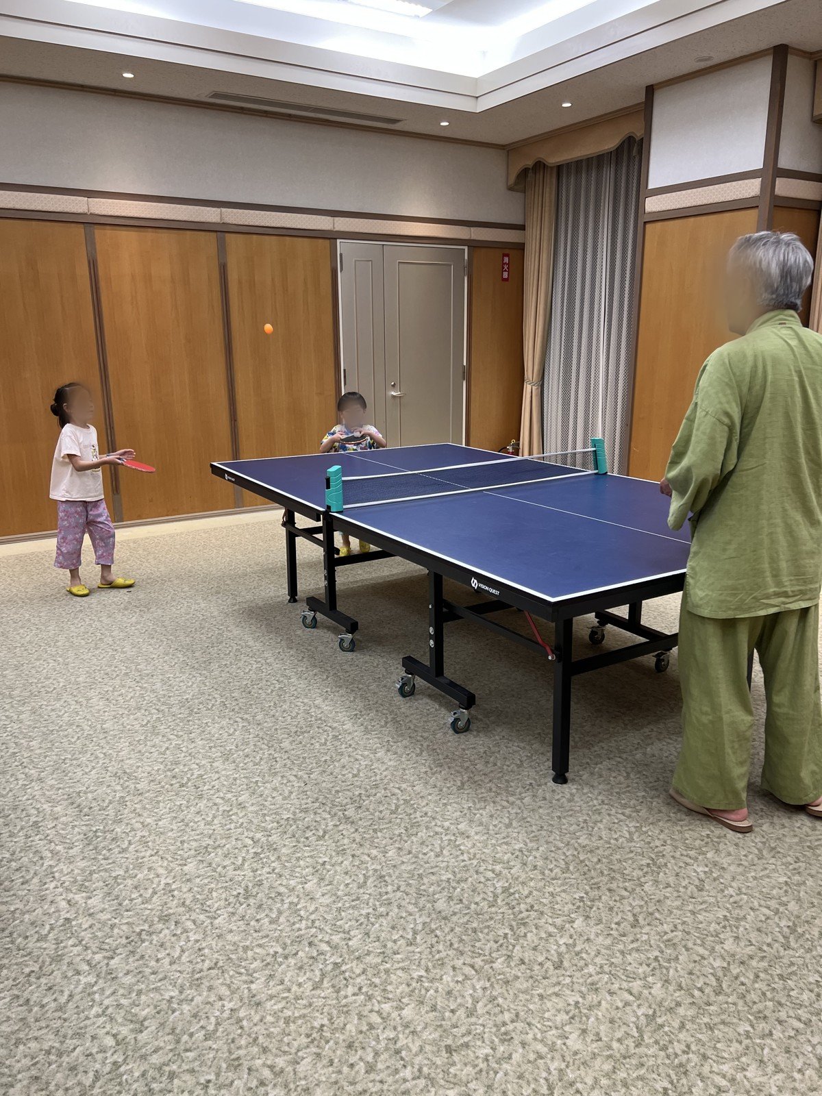 じじと卓球をする子どもたち
