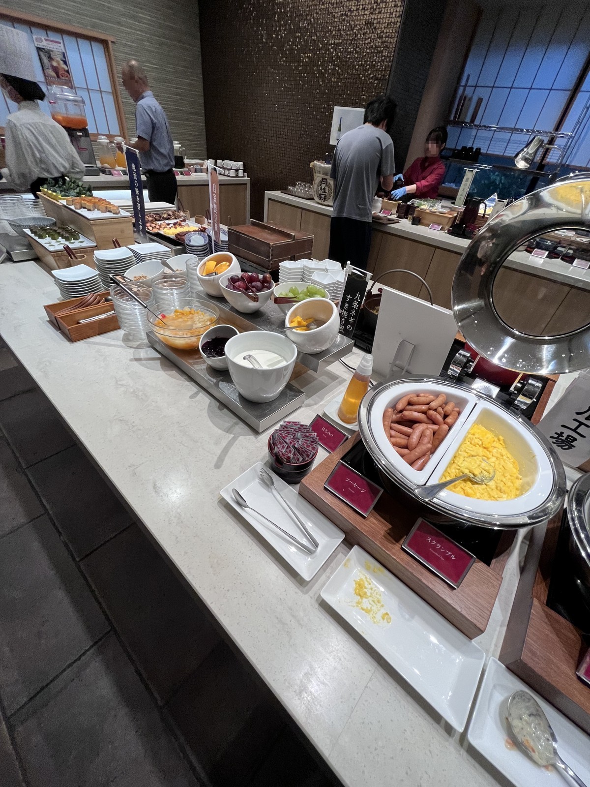 朝食ビュッフェの料理が並ぶカウンター