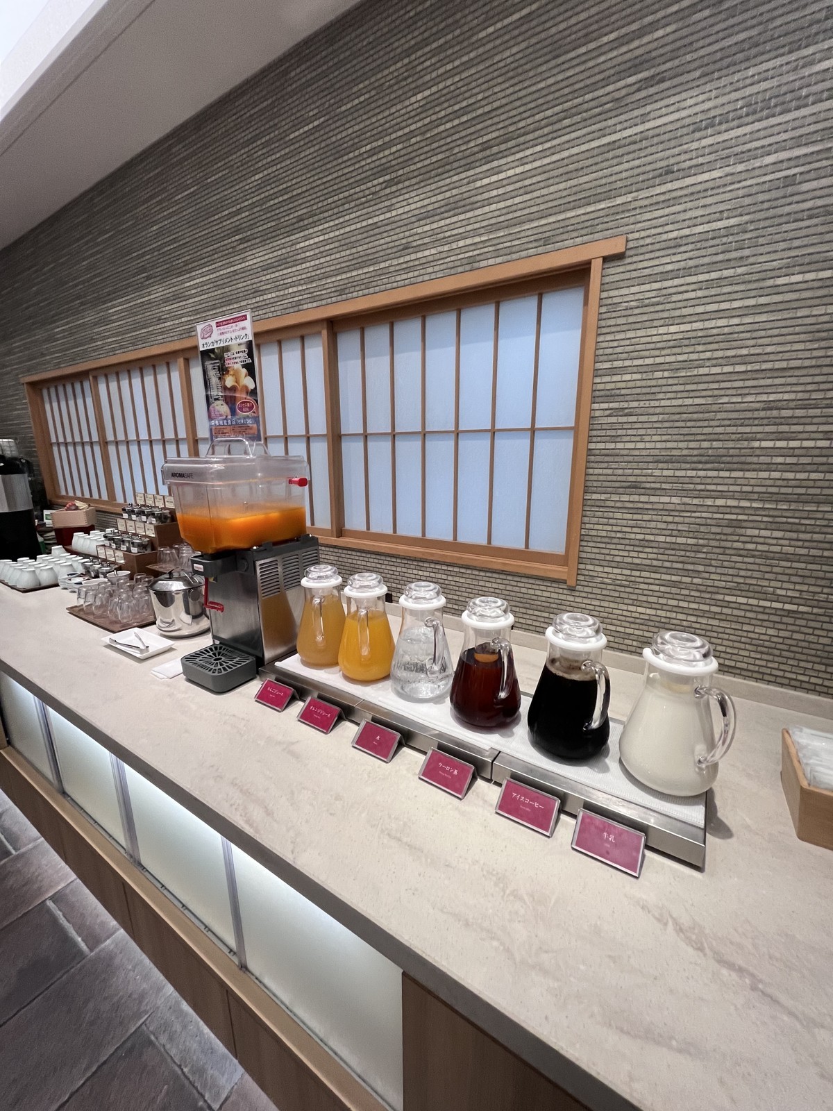ドリンクのディスペンサーが並ぶカウンター
