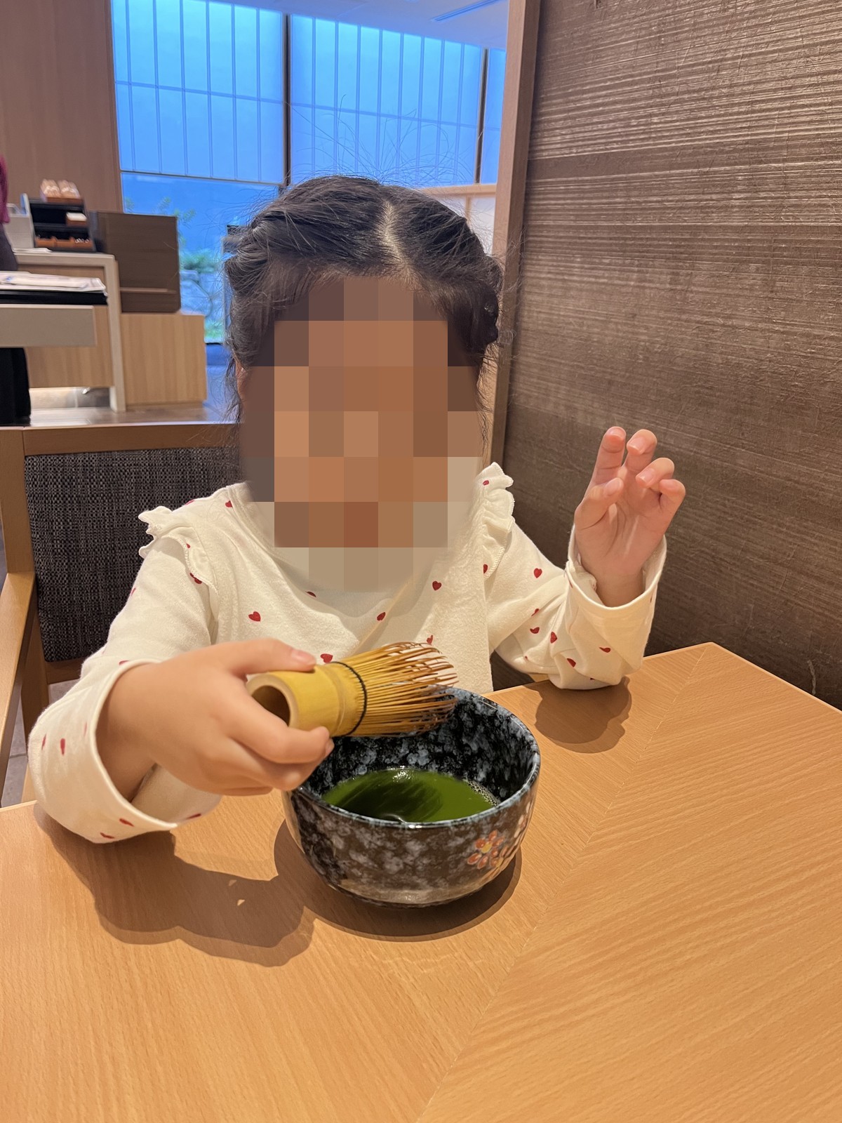 お抹茶を点てる子ども