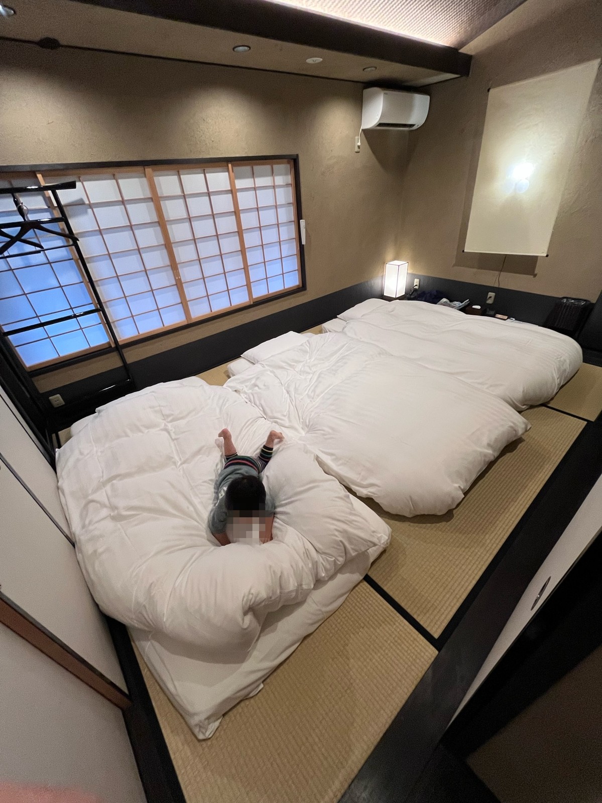 障子のある和室に敷かれた布団
