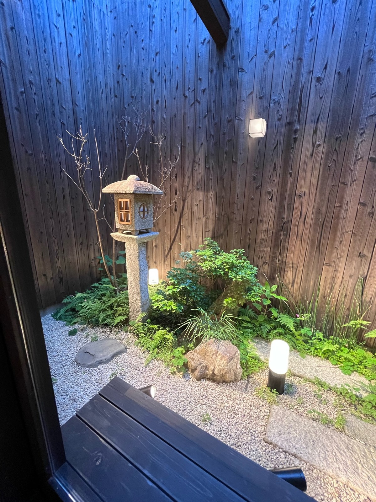 石灯籠のある中庭