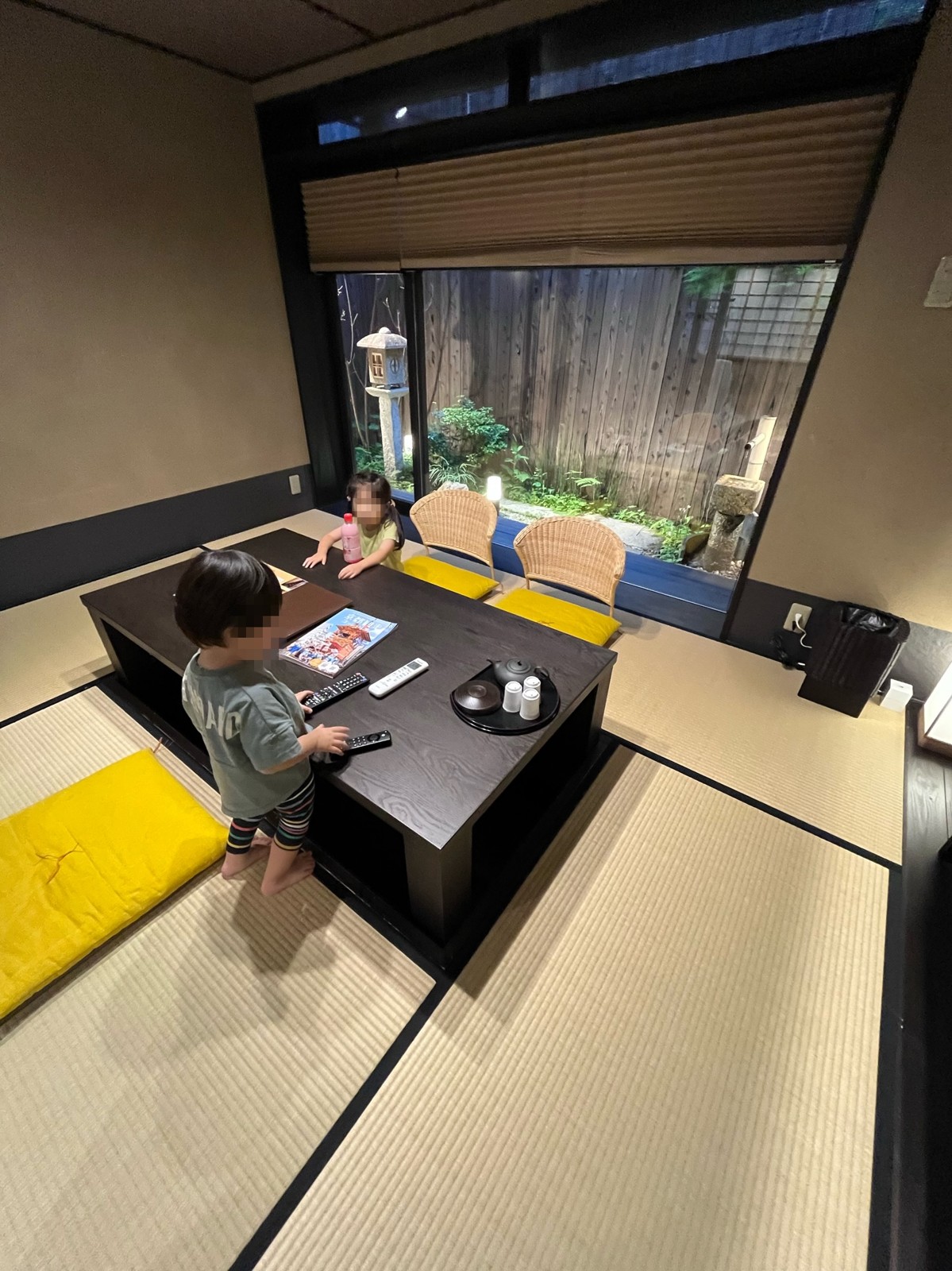 掘りごたつで過ごす子どもたち