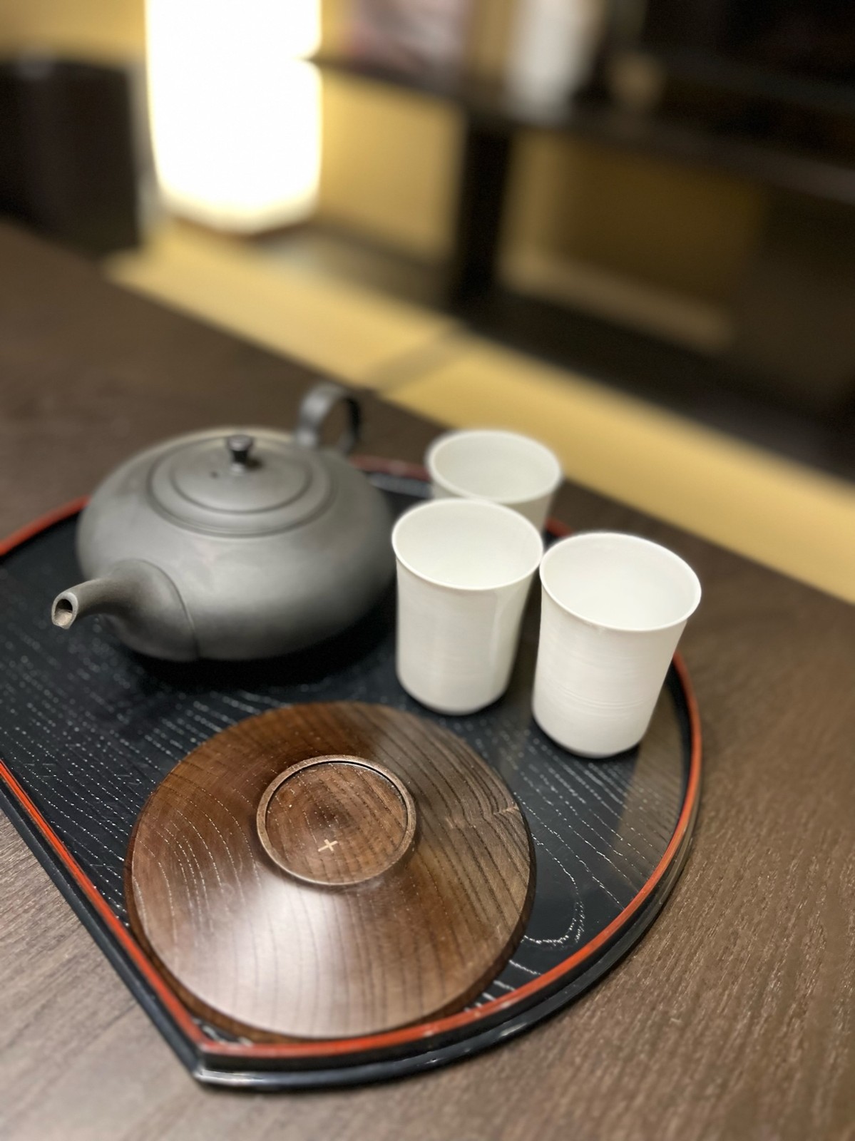 急須と湯呑みが載ったお盆