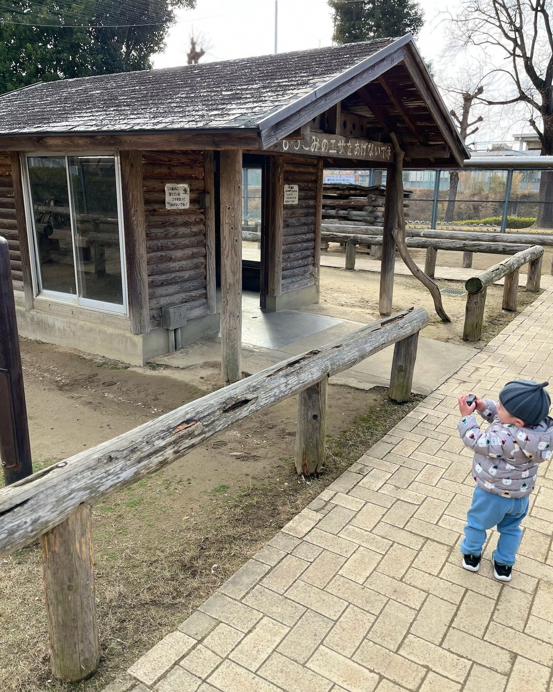 リス園のログハウスと木の柵