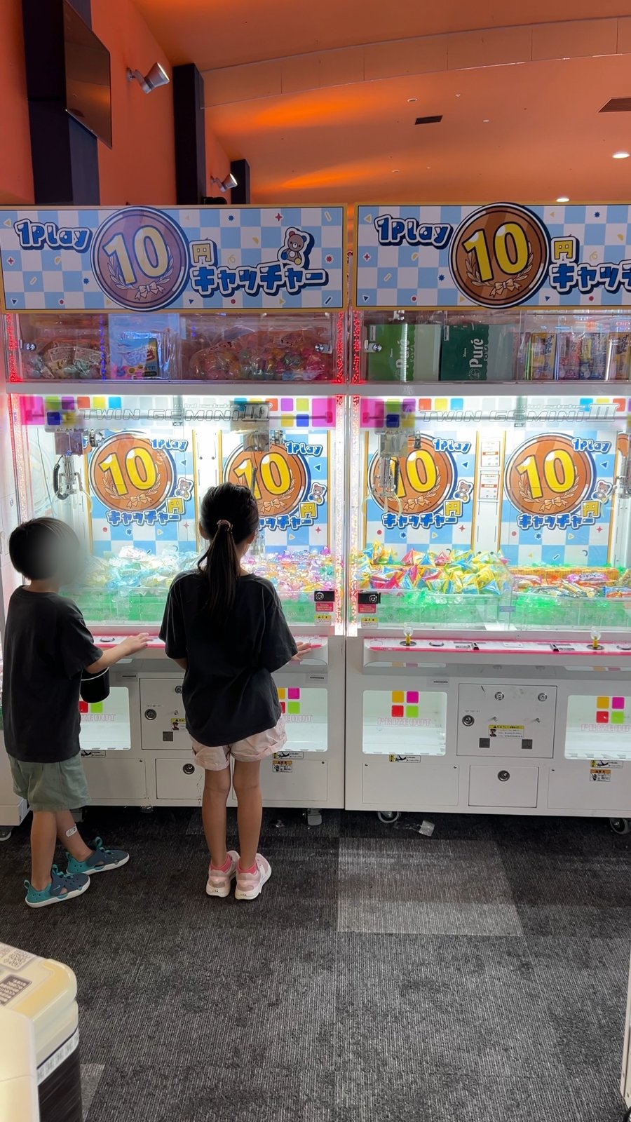 「1Play 10円キャッチャー」のクレーンゲームで遊ぶ子どもたち