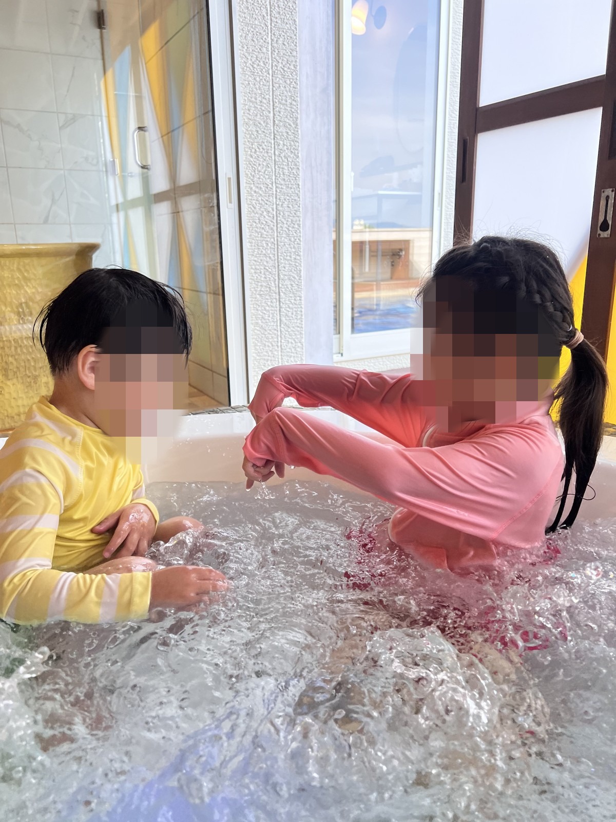 ジャグジーで遊ぶ子どもたち