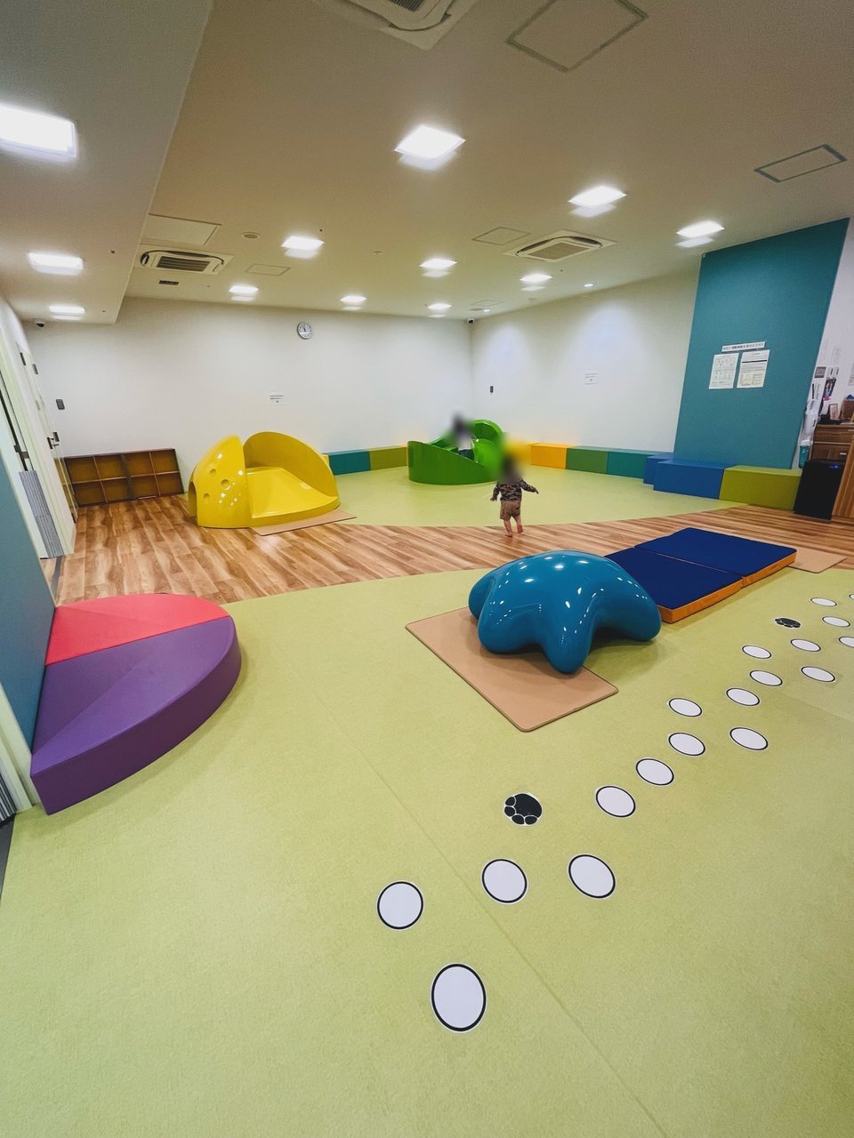 黄色と緑のすべり台の遊具