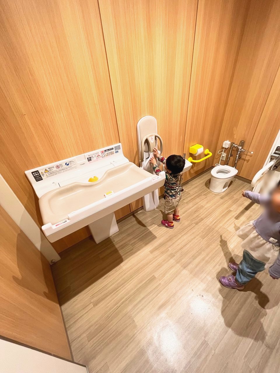 おむつ替え台と子ども用のトイレ